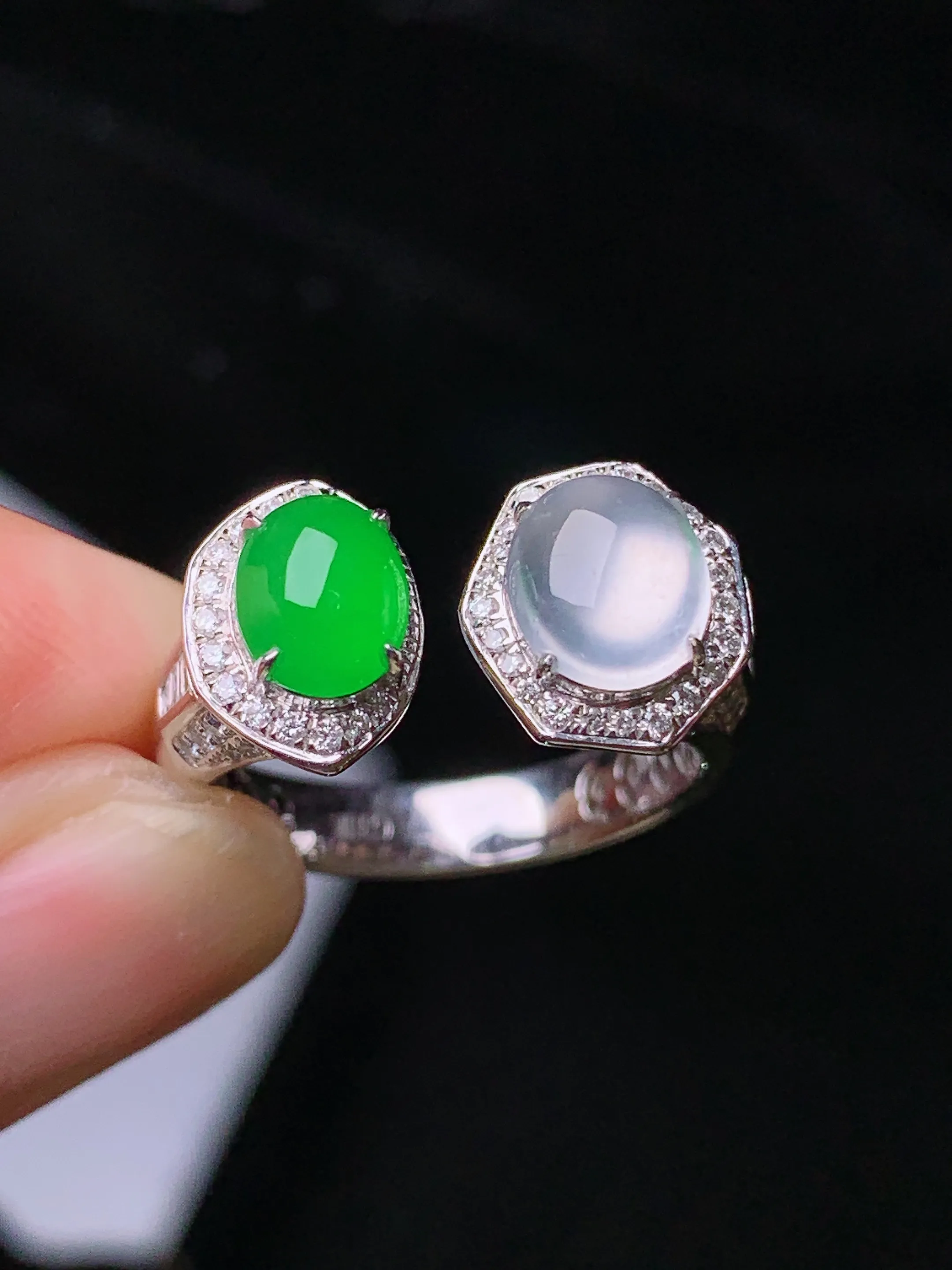 18k金钻镶嵌冰绿蛋面组合戒指 玉质细腻 色泽清新艳丽 圈口14 整体尺寸7*6*3.2