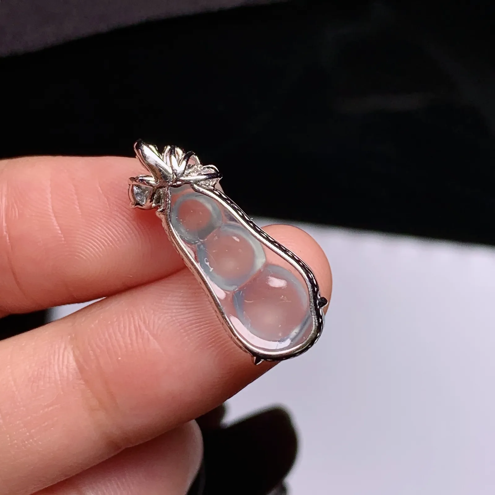 冰种福豆吊坠，18k金镶嵌，冰冰润润，玉质细腻，种水足 尺寸22.9*9*5.5