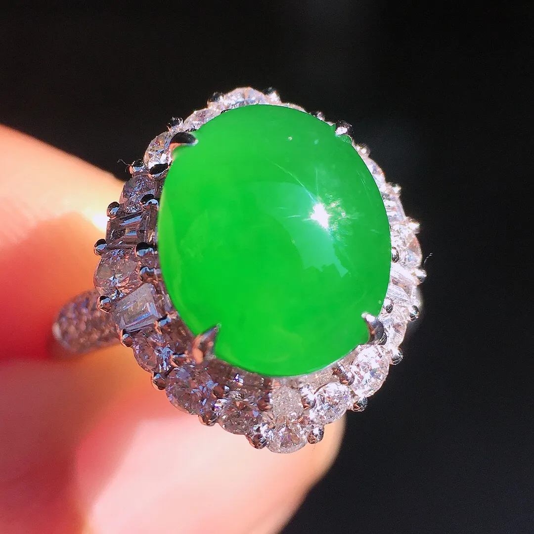 阳绿蛋面戒指，色泽均匀艳丽，玉质细腻，荧光感超
强，饱满圆润，尽显优雅气质，18k
金豪华镶嵌