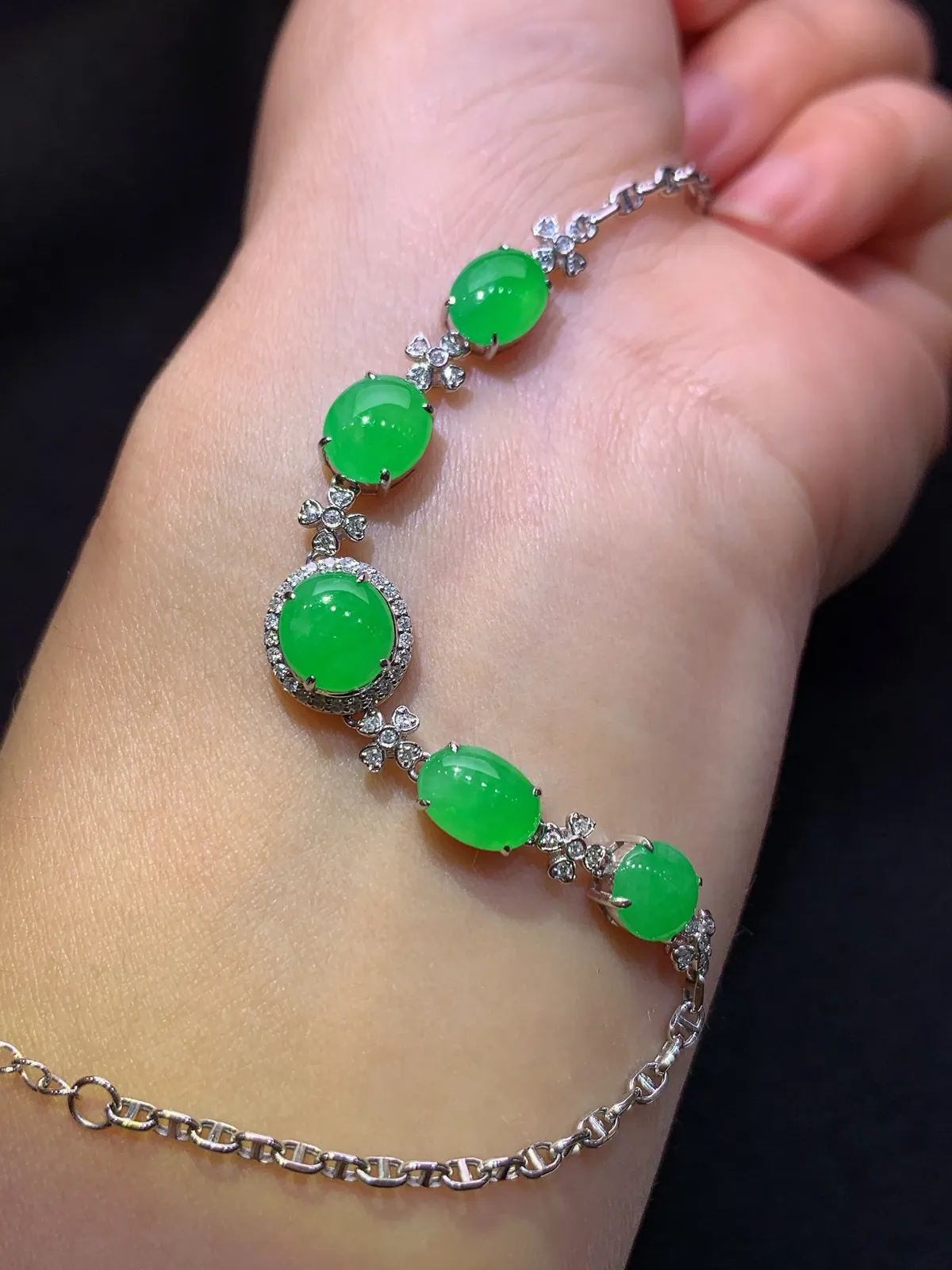 阳绿蛋面手链，18k金镶嵌，款式精美，冰润色阳，种水足，Lp 尺寸7.7*6.4*2.2