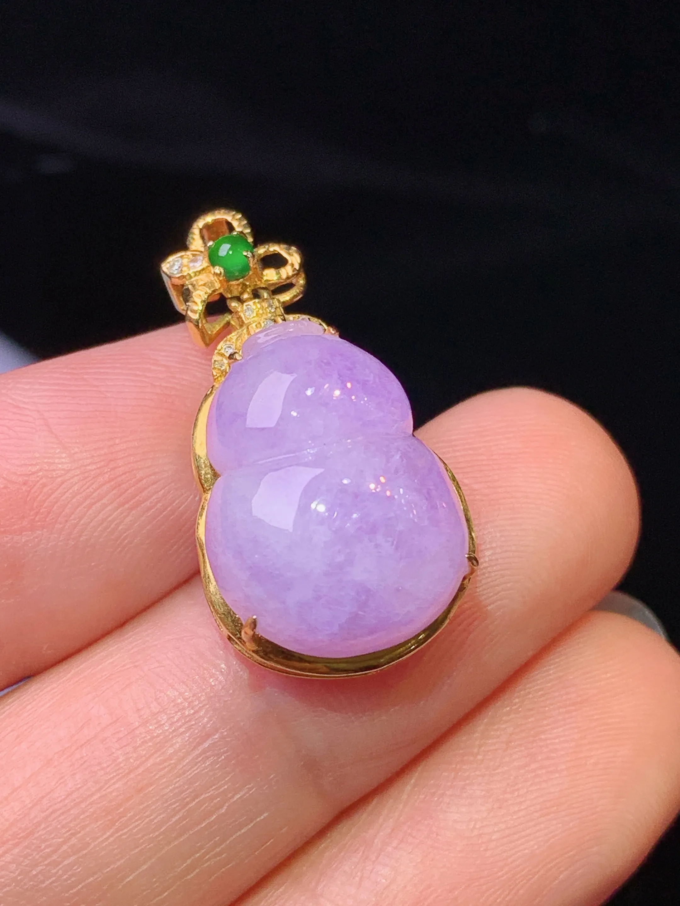 18k金钻镶嵌紫罗兰葫芦吊坠 玉质细腻 色泽清新艳丽 整体尺寸24.8*13.5*9.3