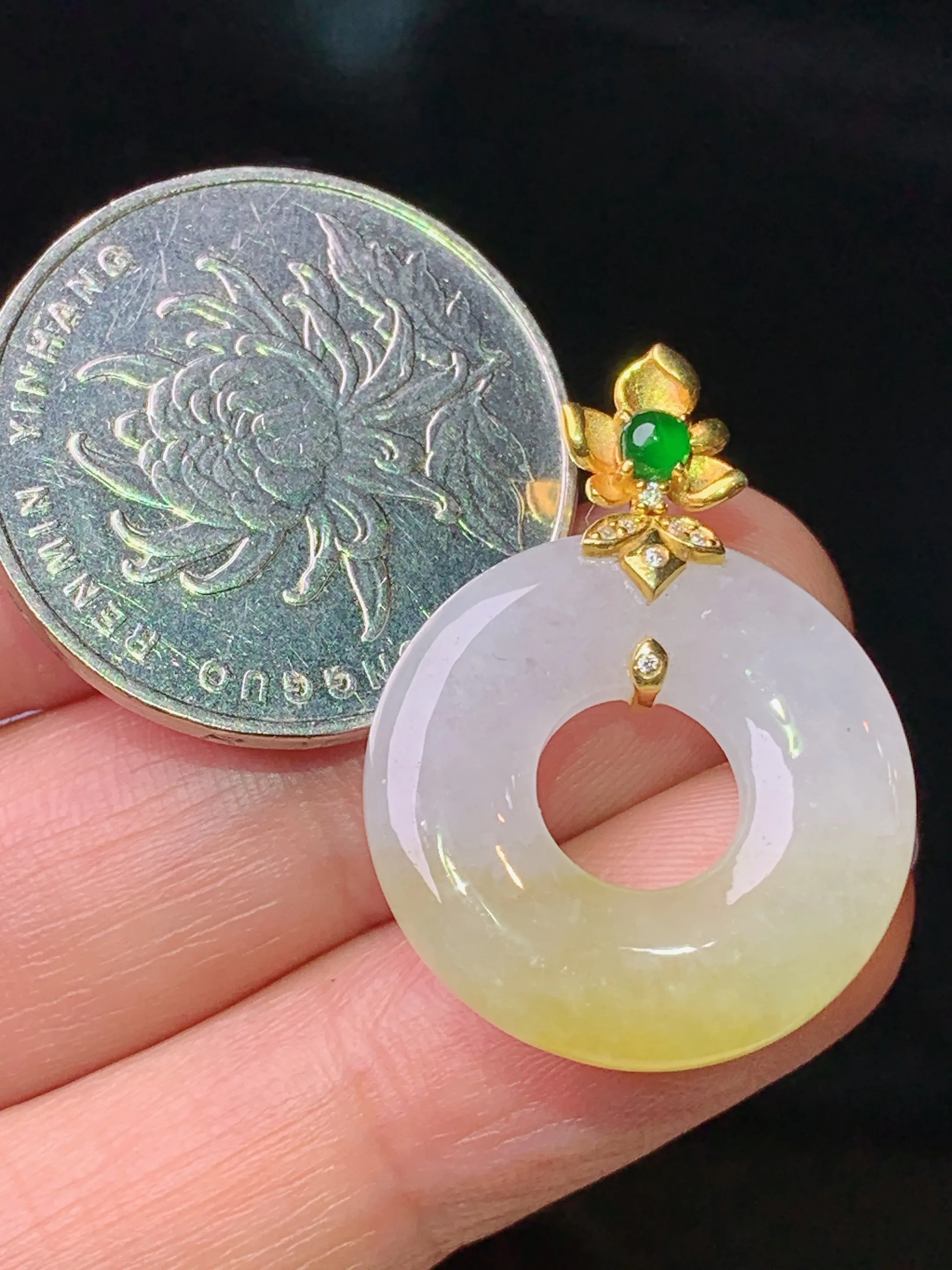 18k金钻镶嵌飘黄翡平安环吊坠 玉质细腻 色泽清新艳丽 整体尺寸29.2*21.5*4.2