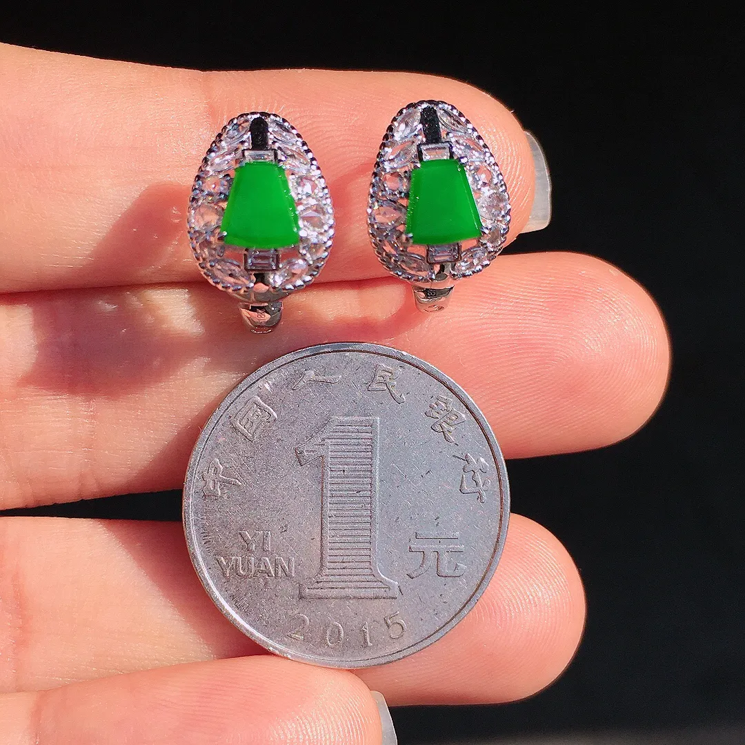 阳绿马鞍耳钉，色泽均匀艳丽，玉质细腻，荧光感超
强，饱满圆润，尽显优雅气质，18k
金豪华镶嵌