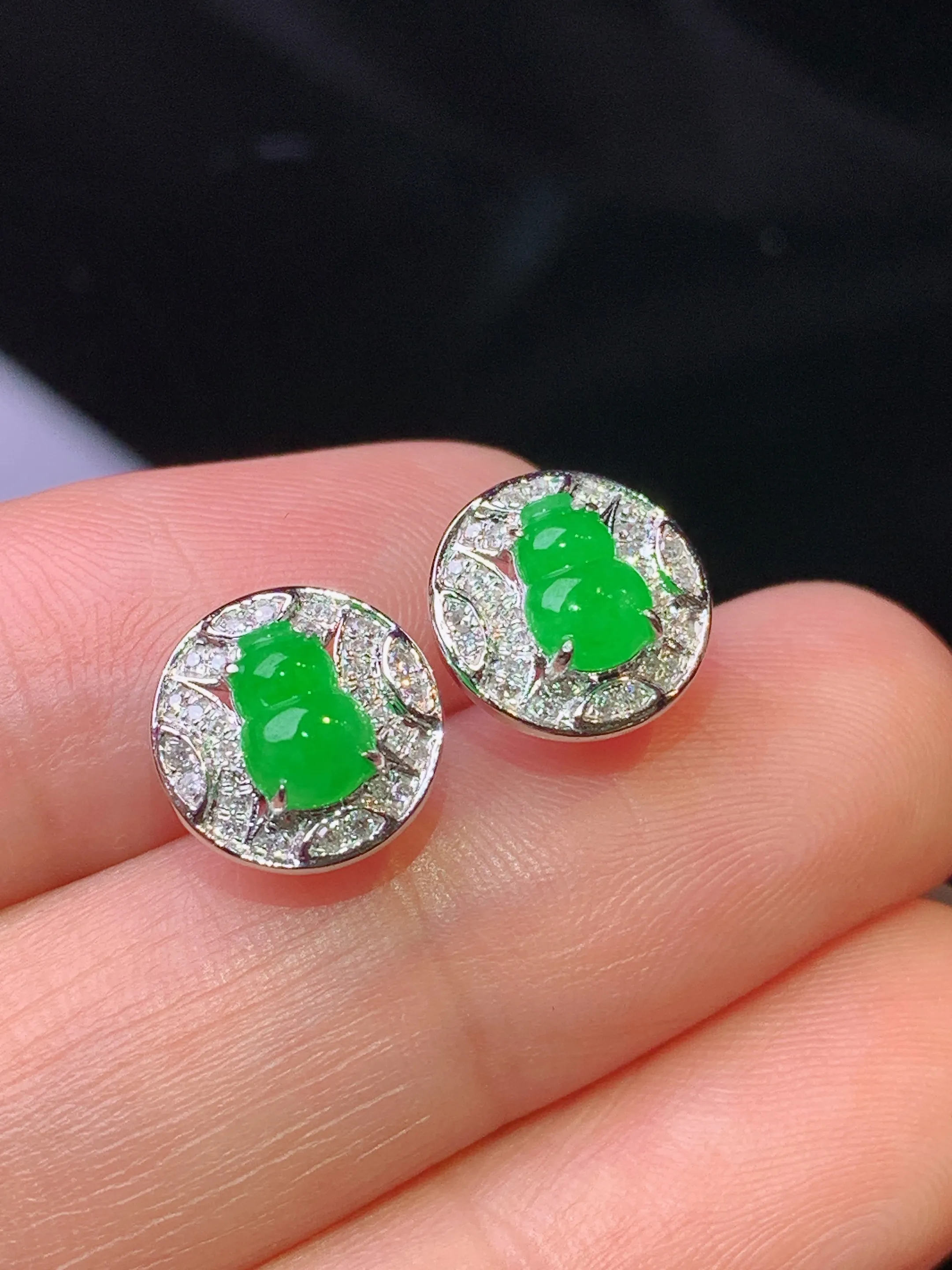 18k金钻镶嵌满绿葫芦耳钉 玉质细腻 色泽清新艳丽 整体尺寸9.7*3