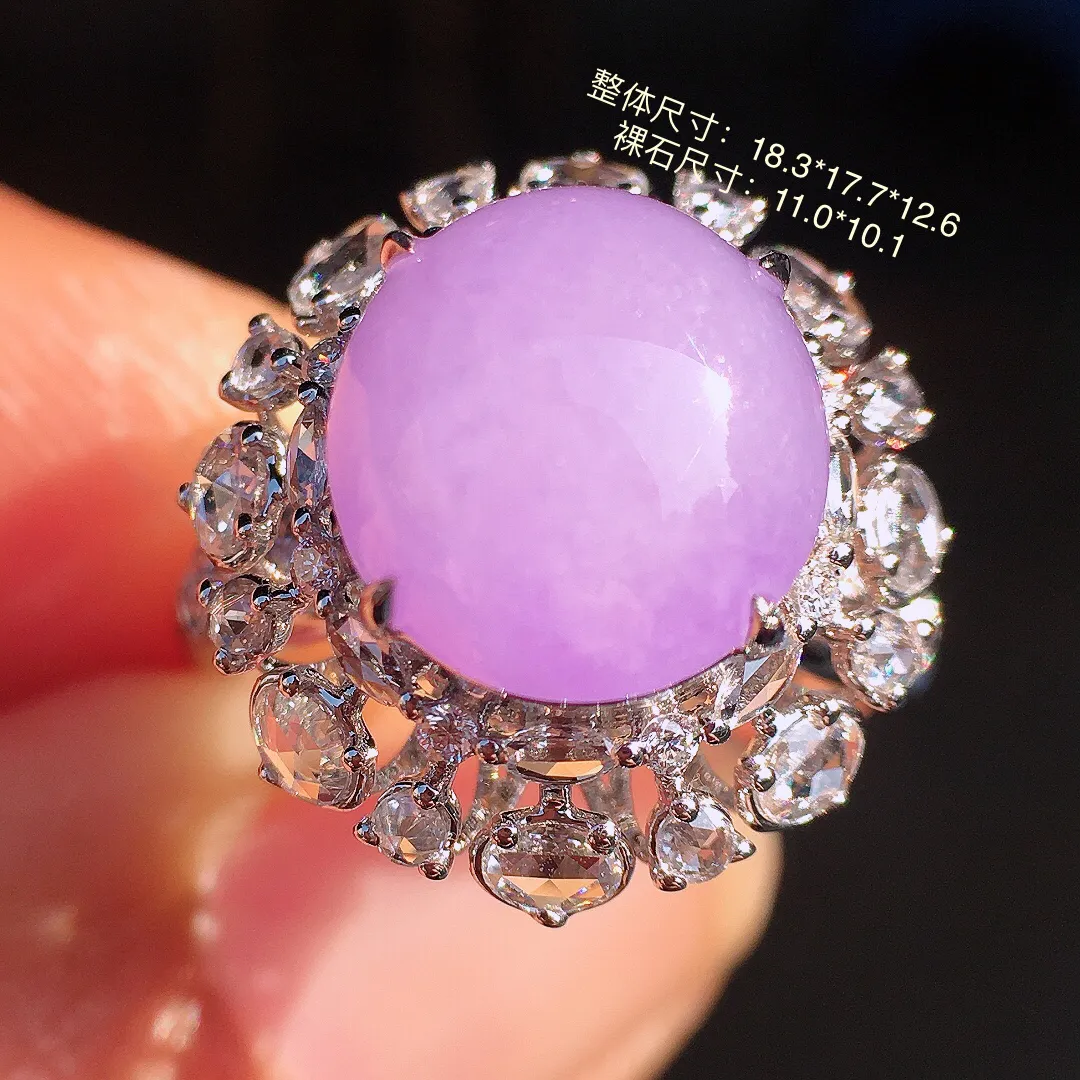 紫罗兰蛋面戒指，色泽均匀艳丽，玉质细腻，荧光感超
强，饱满圆润，尽显优雅气质，18k
金豪华镶嵌