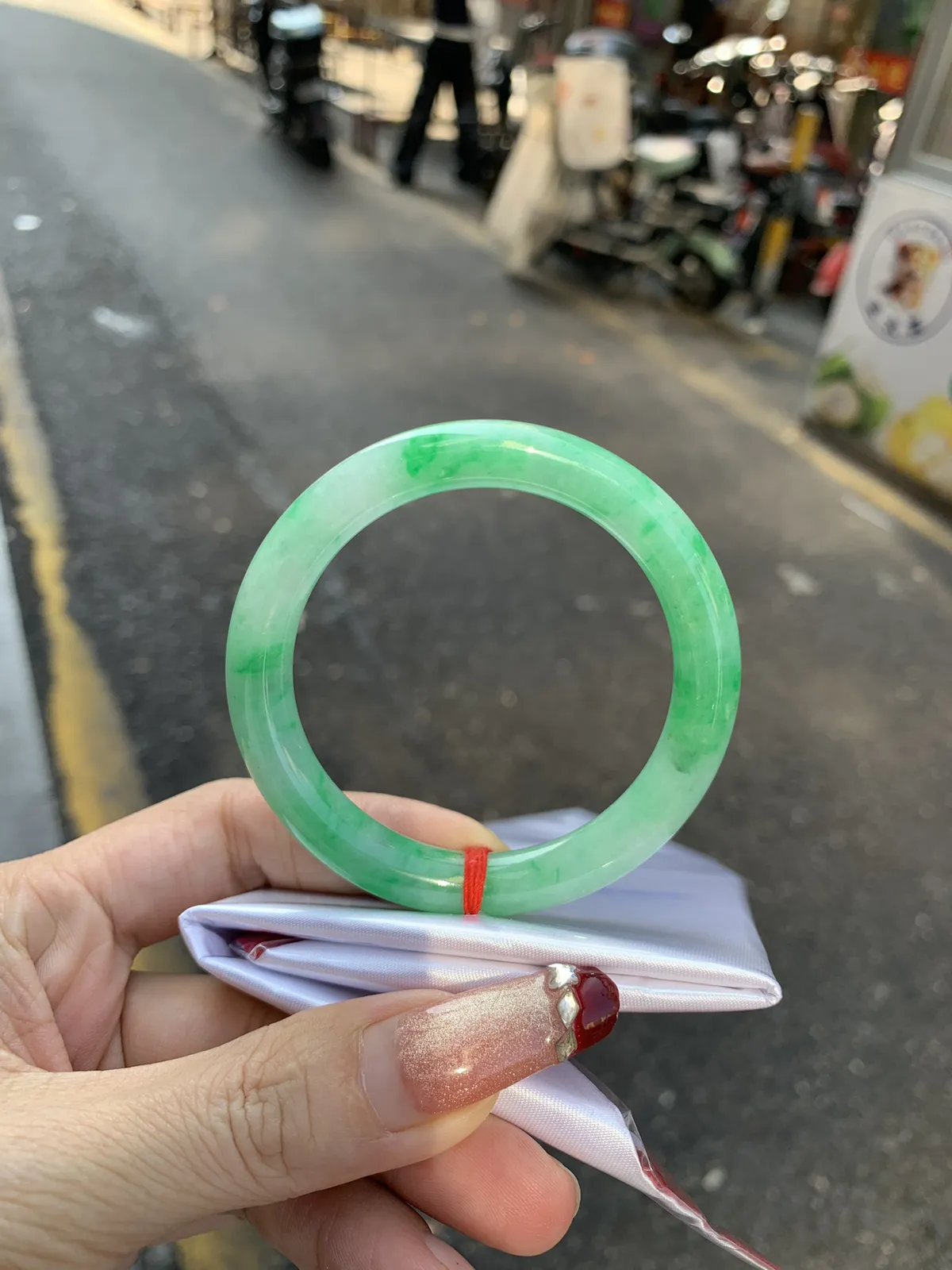 私人链接#满绿美人条
51.6-8.4-8.8
完美，底妆细腻，近满绿鲜艳青翠，色泽均匀分布，举手投足之间散发出来的贵气感