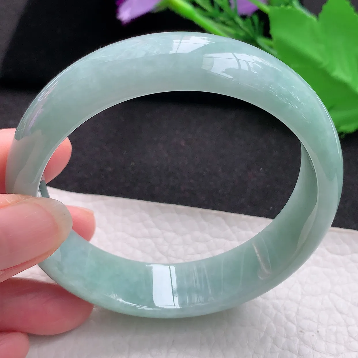 js大圈口62*17.3*7.5轮胎镯 缅甸翡翠a货水润浅绿宽边玉手镯玉手环