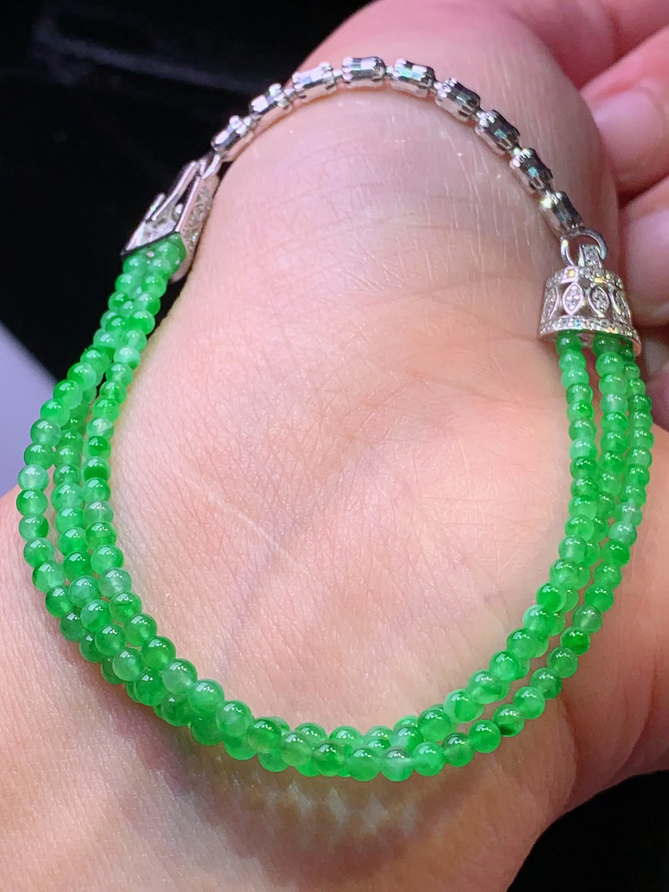 翠绿小米珠手链 玉质细腻 色泽清新艳丽 整体尺寸2.8