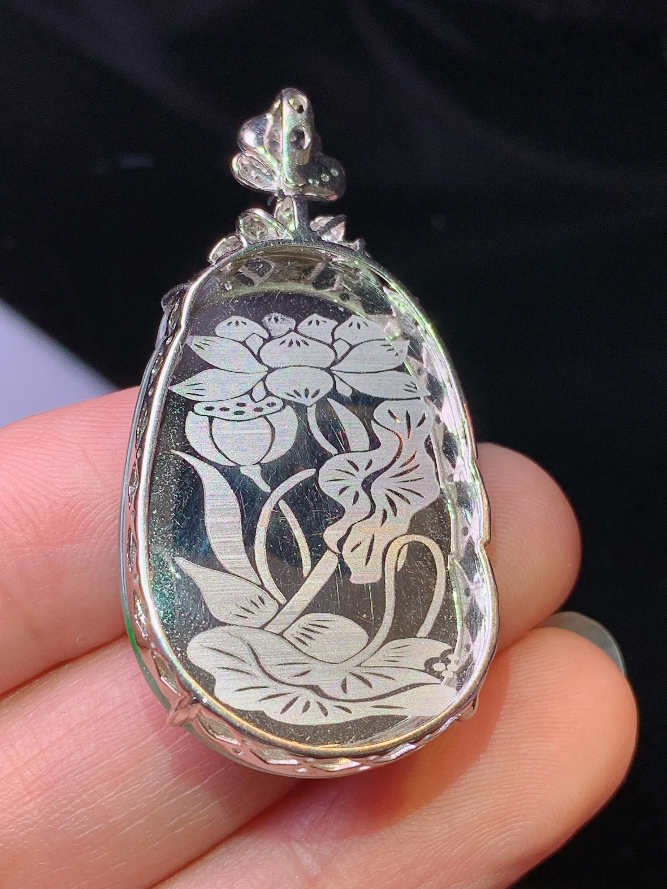 18k金钻镶嵌翠绿如意吊坠 玉质细腻 色泽清新艳丽 整体尺寸42.5*22.2*6