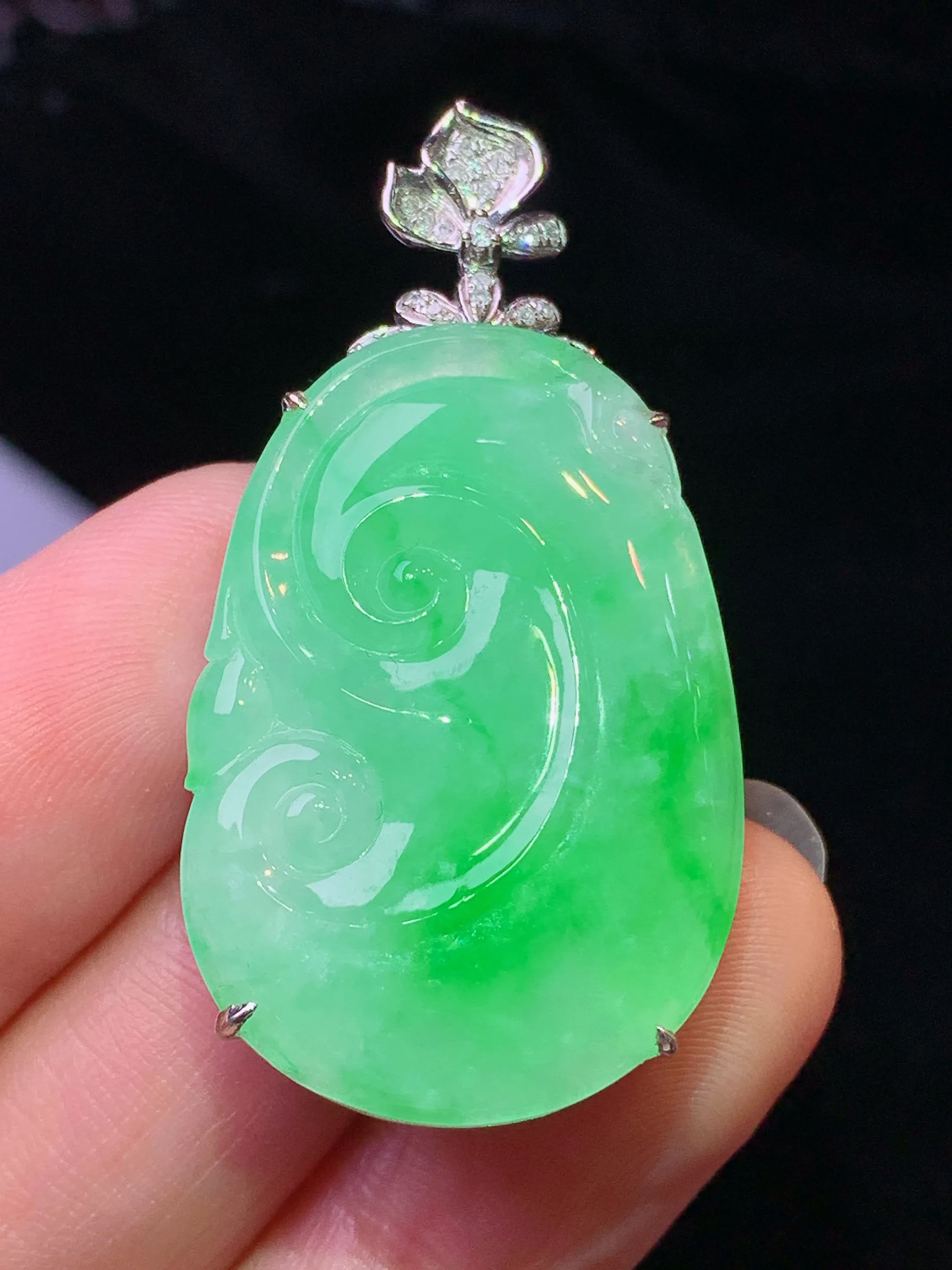 18k金钻镶嵌翠绿如意吊坠 玉质细腻 色泽清新艳丽 整体尺寸42.5*22.2*6