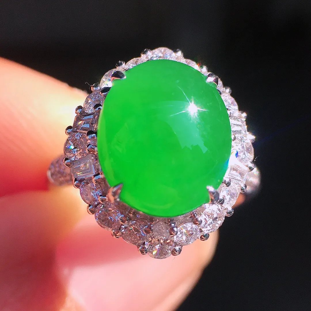 阳绿蛋面戒指，色泽均匀艳丽，玉质细腻，荧光感超
强，饱满圆润，尽显优雅气质，18k
金豪华镶嵌