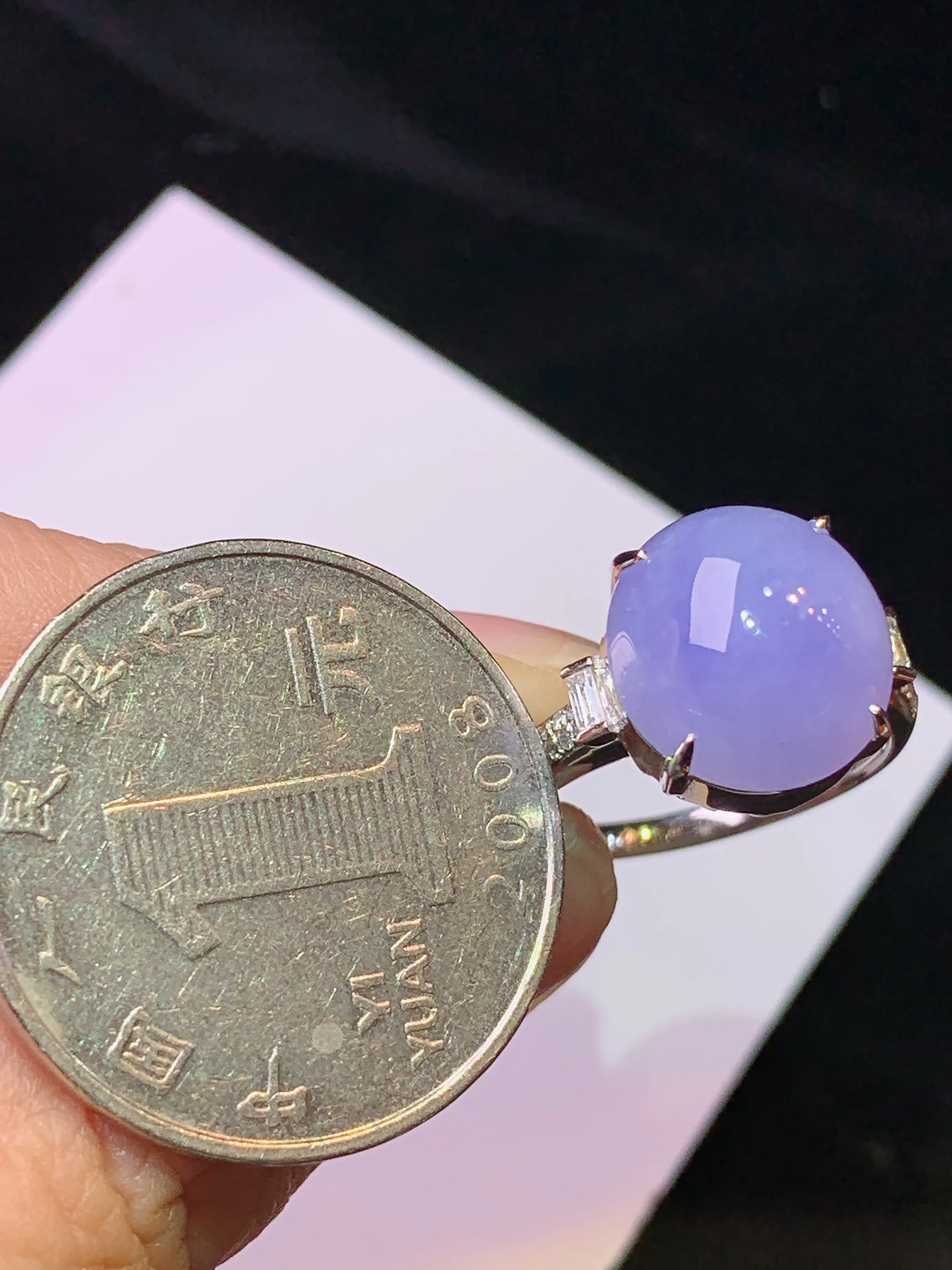 18k金钻镶嵌紫罗兰蛋面戒指 玉质细腻 色泽清新艳丽 圈口14 裸石尺寸12.3*11.5*6.8