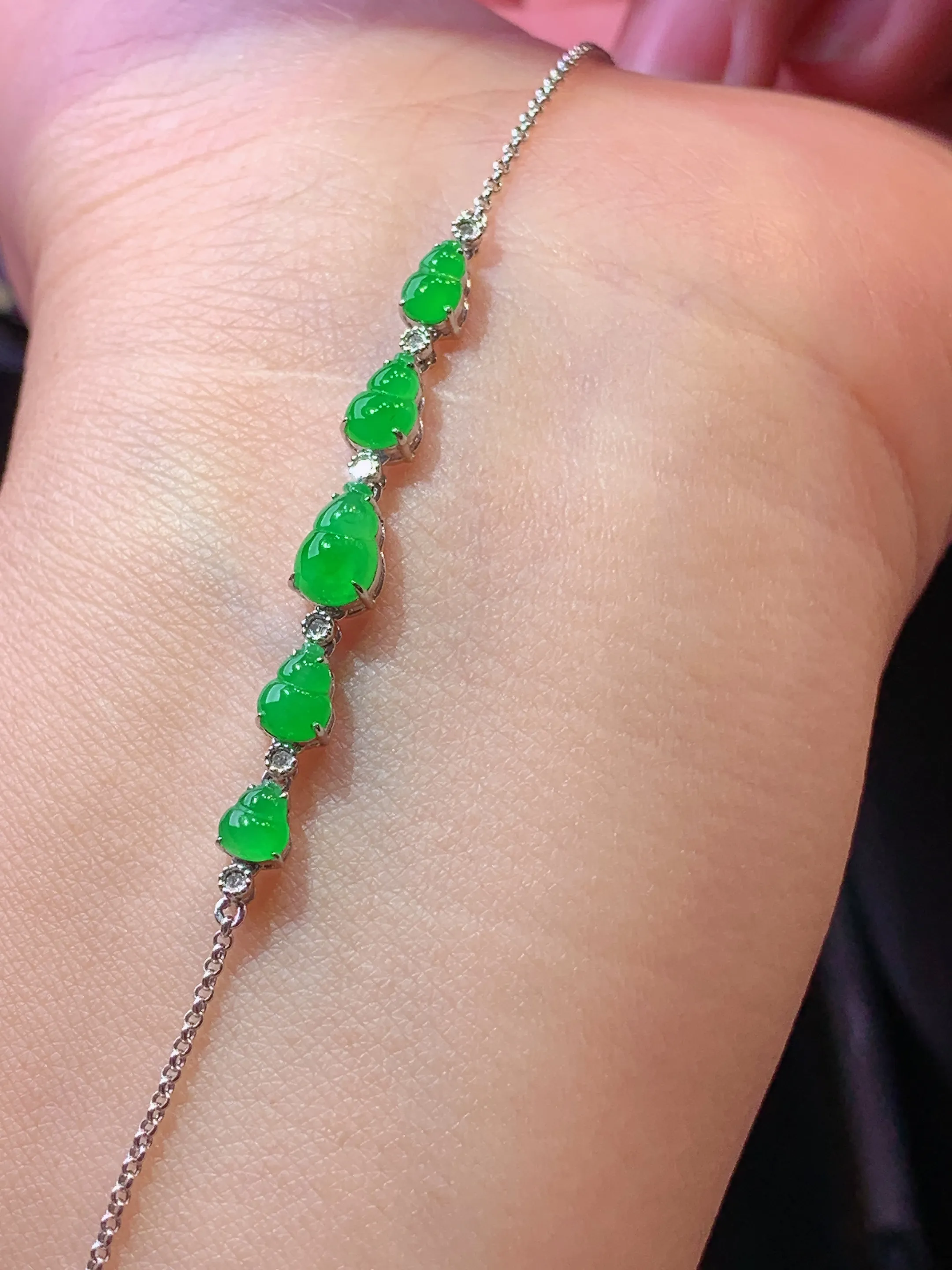 18k金钻镶嵌满绿葫芦手链 玉质细腻 色泽清新艳丽 整体尺寸41*4.3*4.3