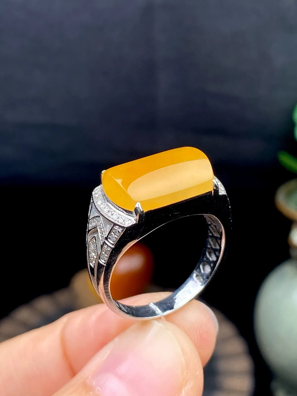 【冰种黄翡马鞍戒指】种水上乘，晶莹剔透，纯净通透，18k金钻精美镶嵌，裸石尺寸10.4*14.1*2