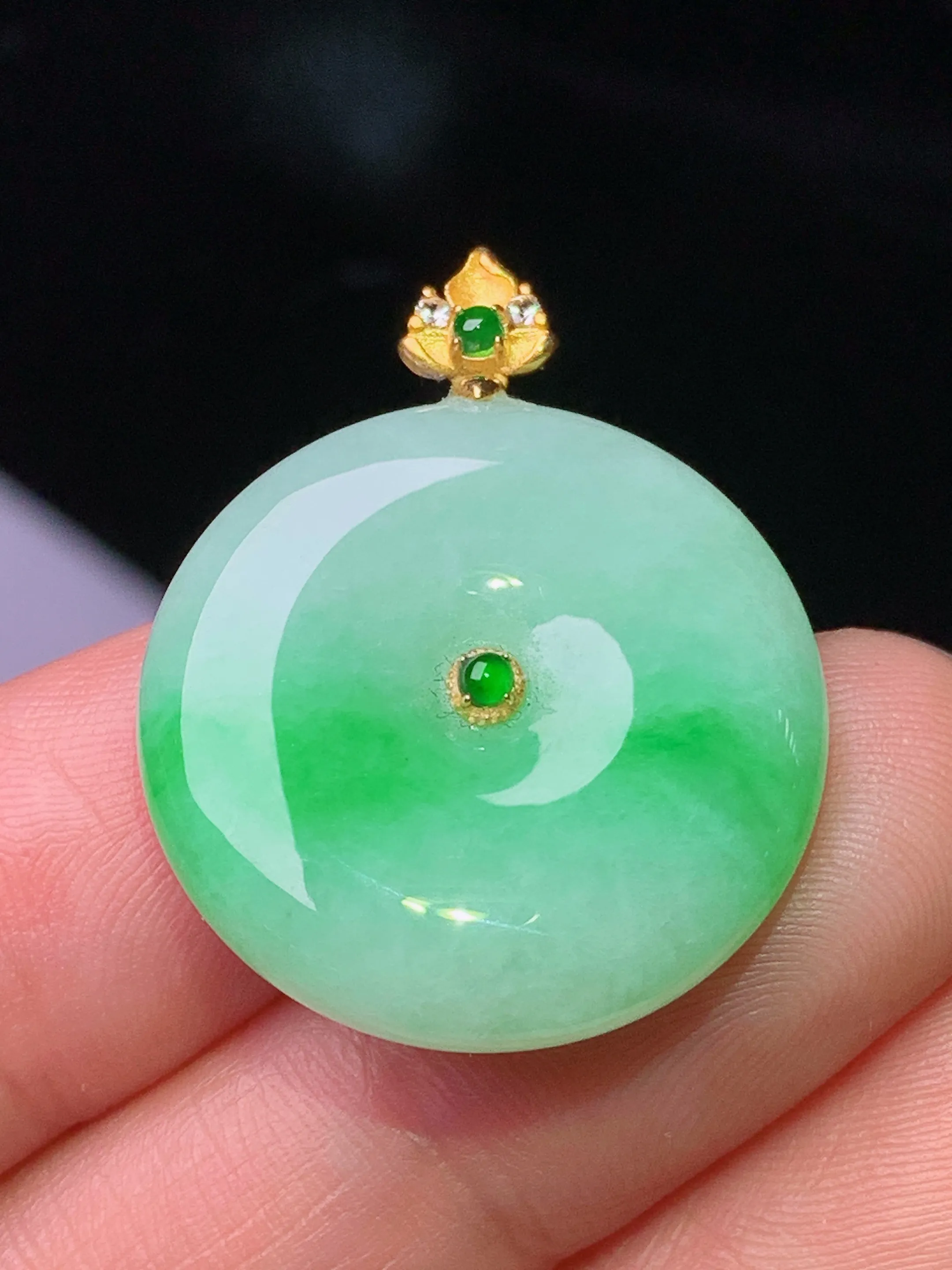 18k金钻镶嵌翠绿平安扣吊坠 玉质细腻 色泽清新艳丽 整体尺寸28.7*22.7*5.8