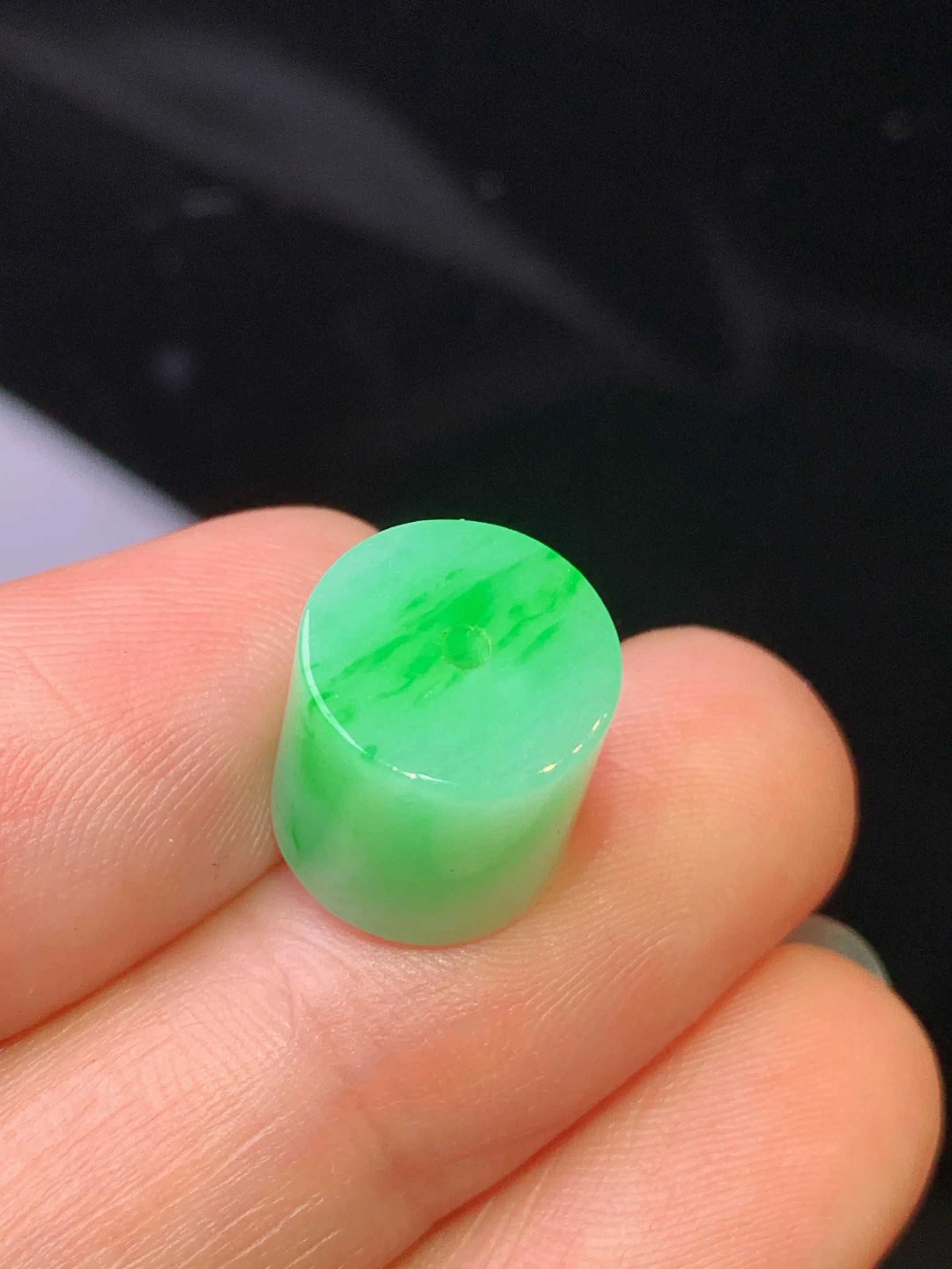 翠绿路路通吊坠 玉质细腻 色泽清新艳丽 整体尺寸11*10.8