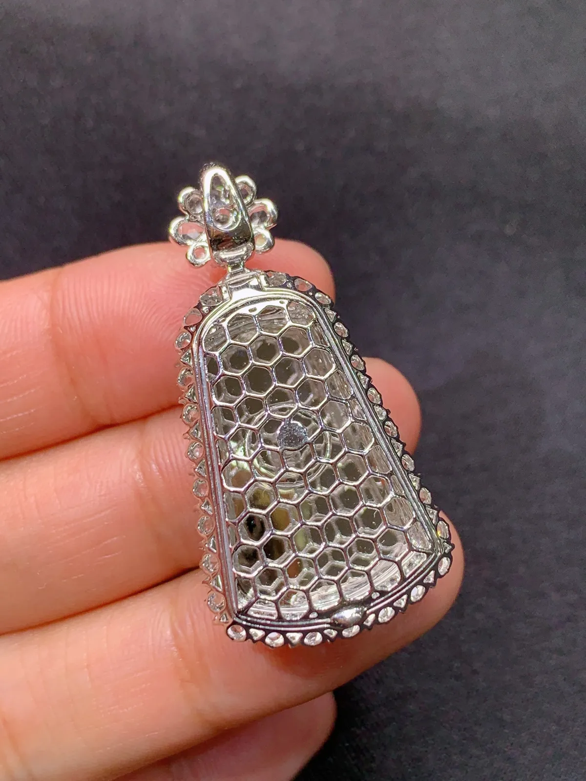 阳绿无事牌吊坠，18k金镶嵌，冰润色阳，种老水足 zhe尺寸38.6*19.8*9.8