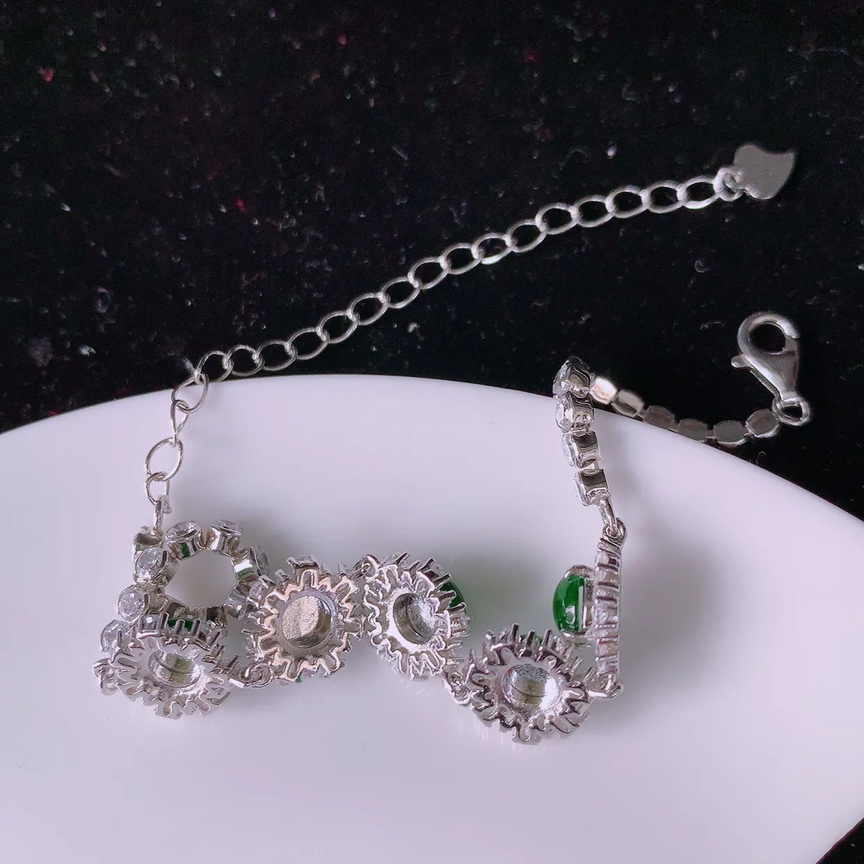 冰透满绿翡翠925银镶嵌手链，自然光实拍，翠色灵动，颜色漂亮，种老水足，品相佳，佩戴佳品！#97.20取一整体13*9.5*5裸石5.5*5.5