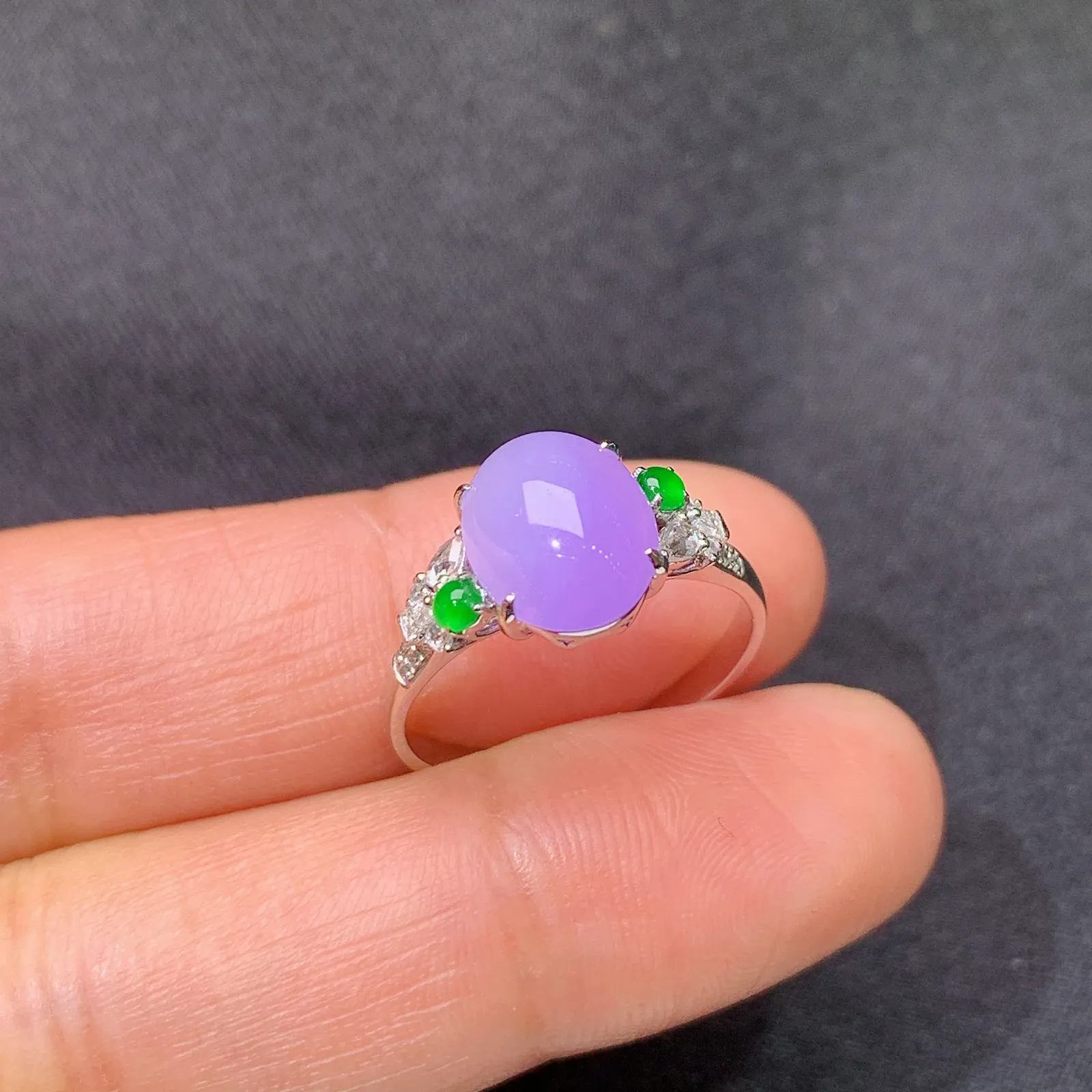 冰紫罗兰蛋面戒指，18k金镶嵌，温润细腻，颜色鲜艳，圈口13 裸石9.3*7.3*3.3