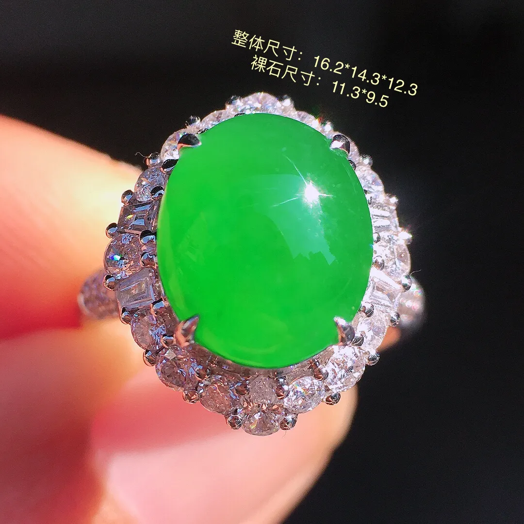 阳绿蛋面戒指，色泽均匀艳丽，玉质细腻，荧光感超
强，饱满圆润，尽显优雅气质，18k
金豪华镶嵌