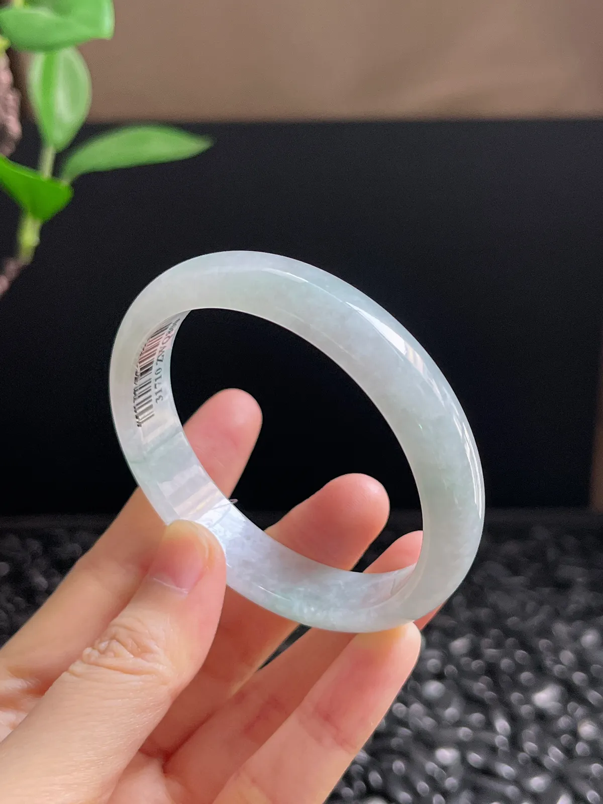 贵妃镯54.4圈口，翡翠冰糯种浅绿色手镯