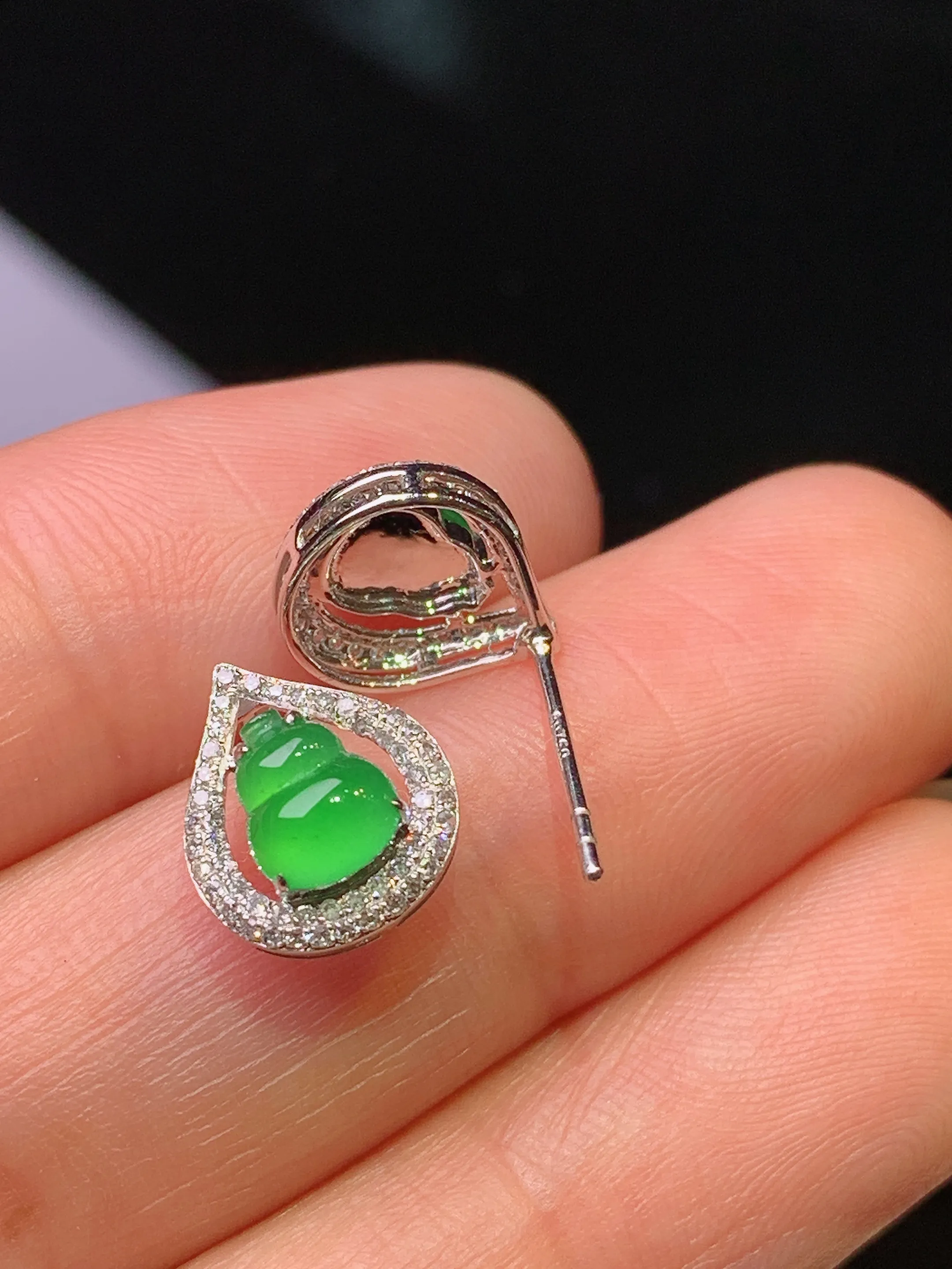 18k金钻镶嵌满绿葫芦耳钉 玉质细腻 色泽清新艳丽 整体尺寸10.8*9*4.7