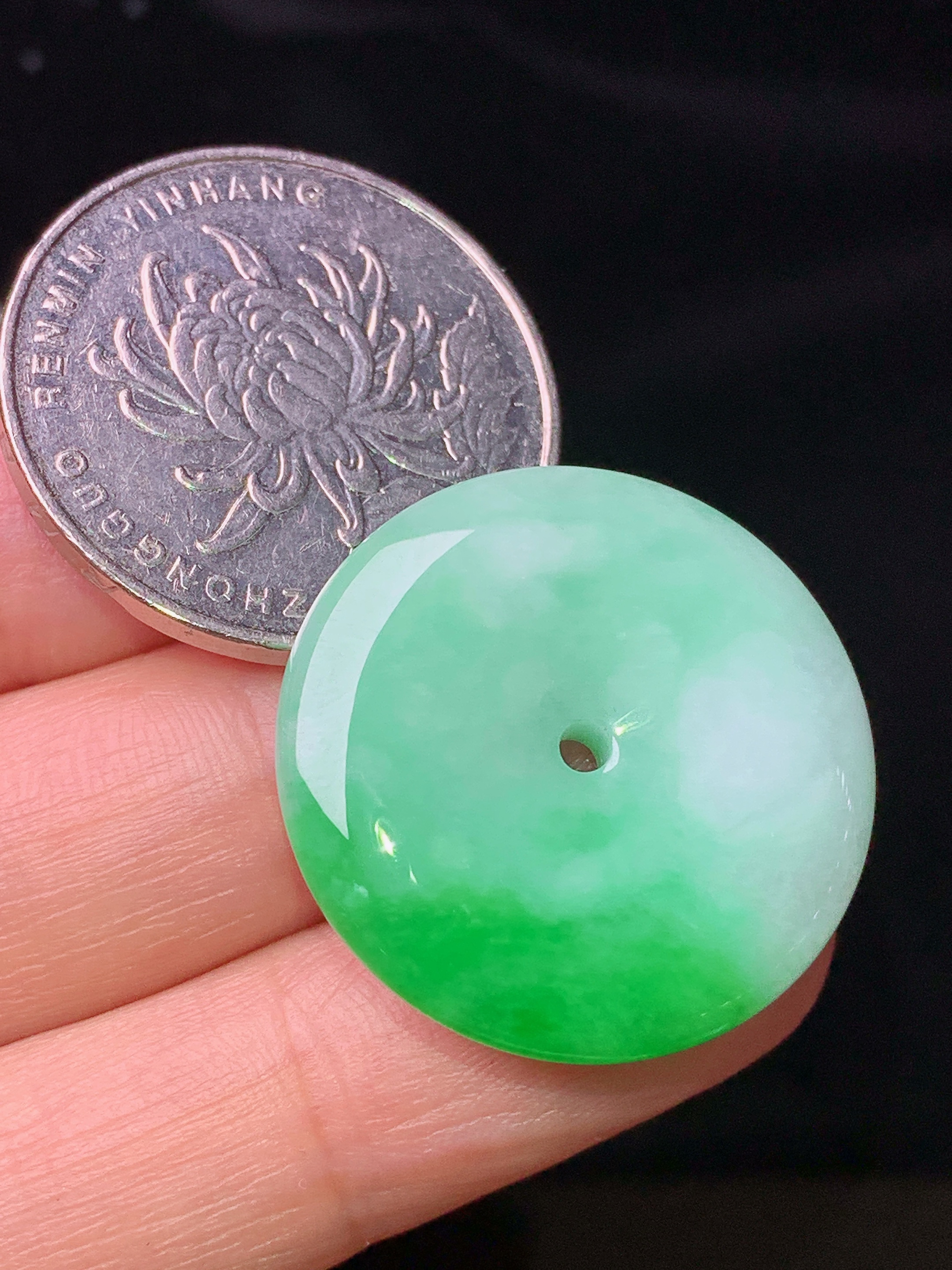 翠绿平安扣吊坠 玉质细腻 色泽清新艳丽 整体尺寸25*5.2