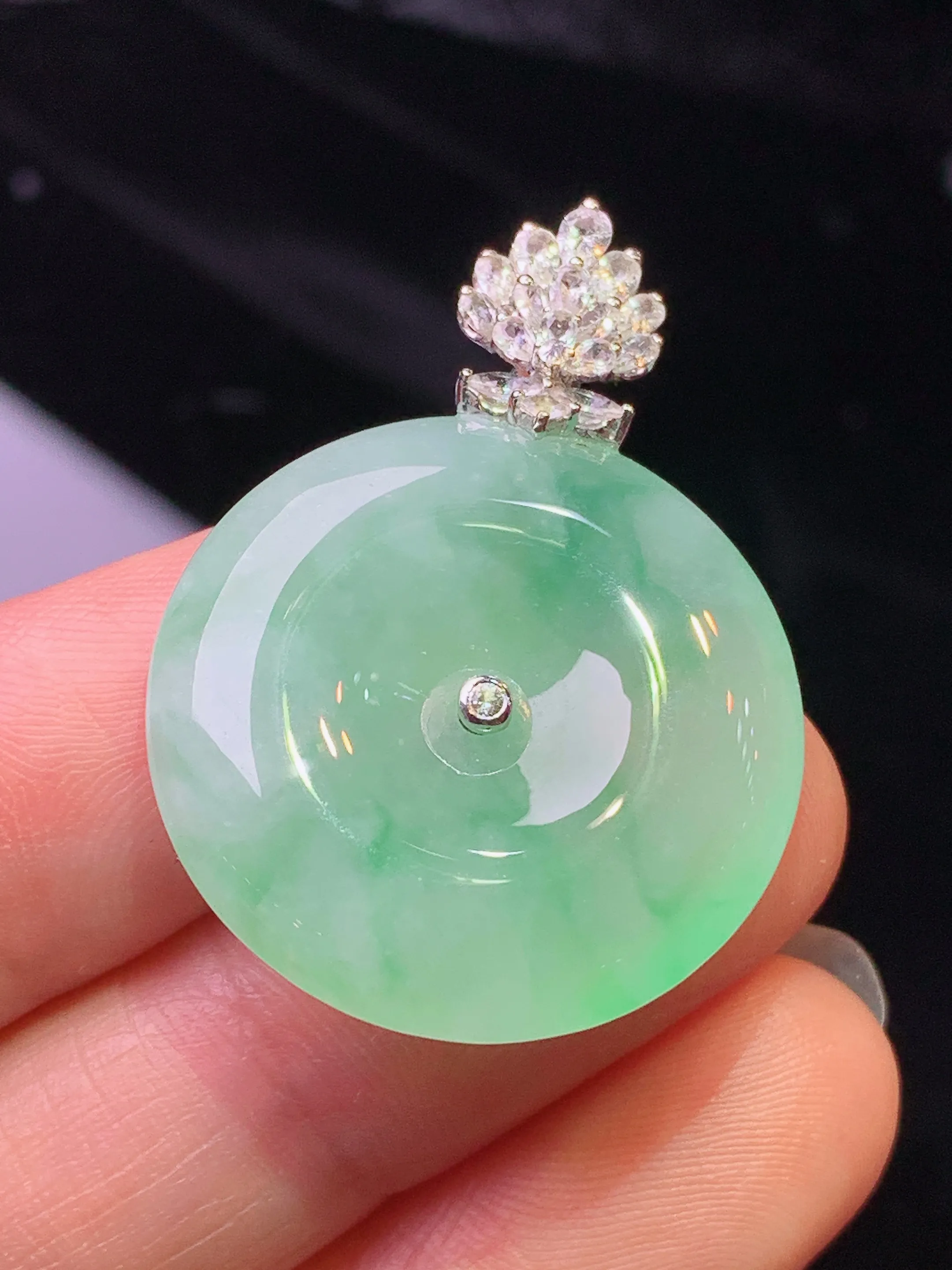 18k金钻镶嵌飘绿平安扣吊坠 玉质细腻 色泽清新艳丽 整体尺寸33.8*24.5*6.2