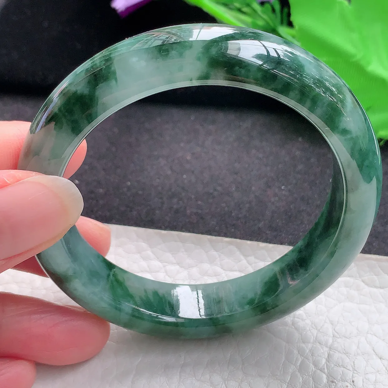 js自然光55.5*13.3*8.6平安镯 缅甸翡翠a货油绿飘花宽边玉手镯玉手环