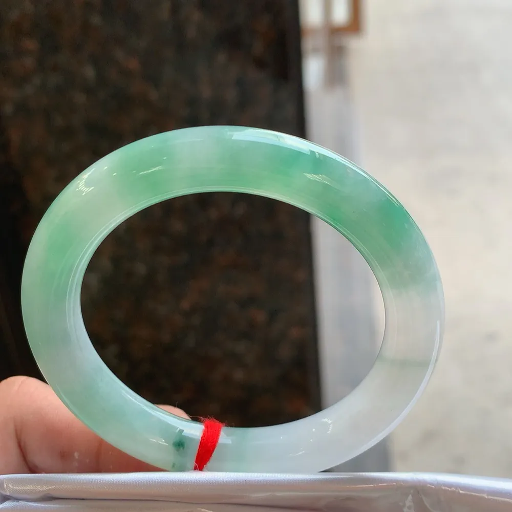 圆条冰绿 无瑕 尺寸:53.3/10/9.8 种色兼备