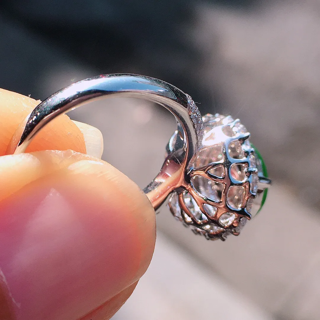 阳绿蛋面戒指，色泽均匀艳丽，玉质细腻，荧光感超
强，饱满圆润，尽显优雅气质，18k
金豪华镶嵌