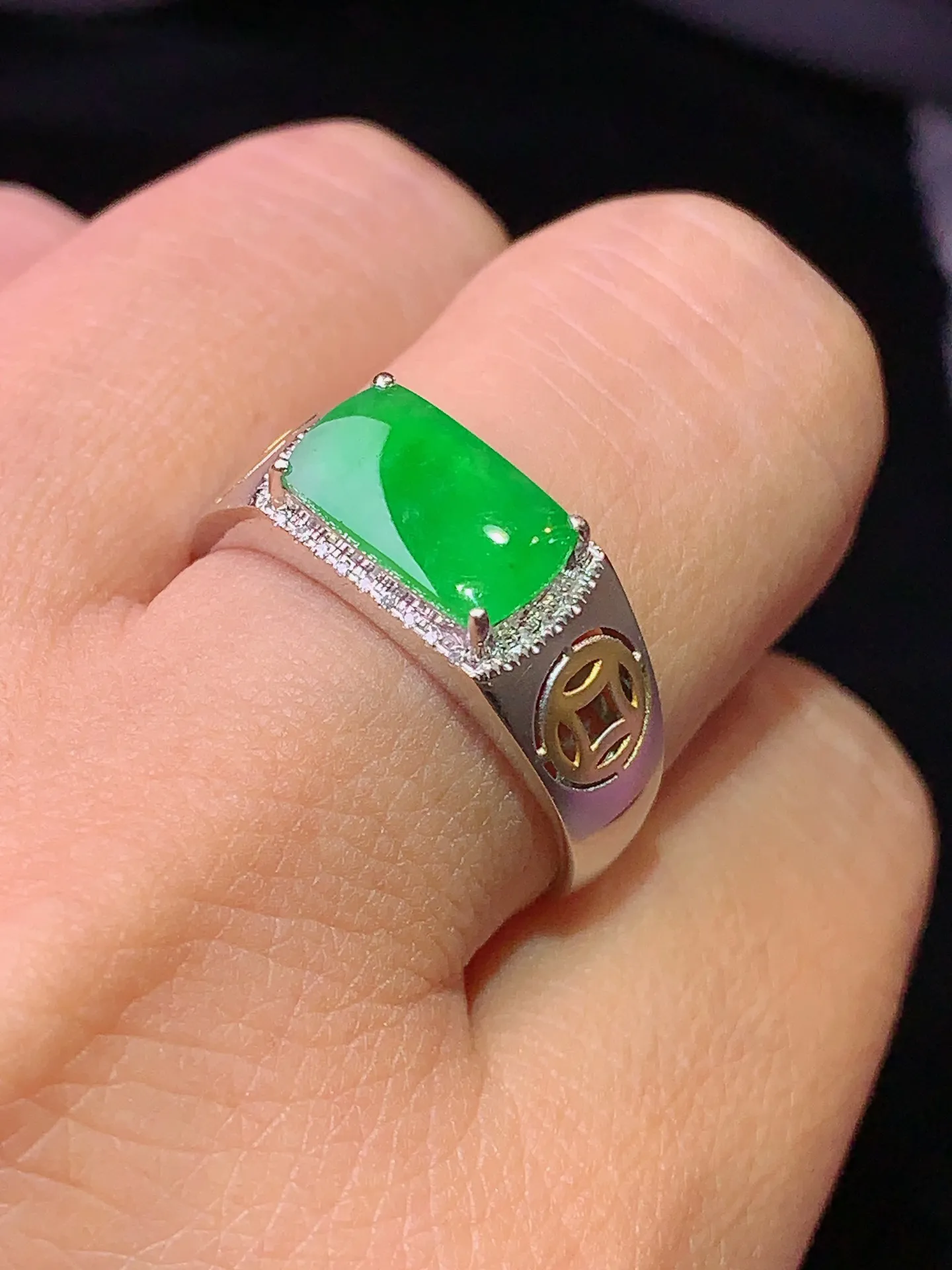 18k金钻镶嵌翠绿马鞍戒指 玉质细腻 色泽清新艳丽 圈口18.5 裸石尺寸6*10.2*2
