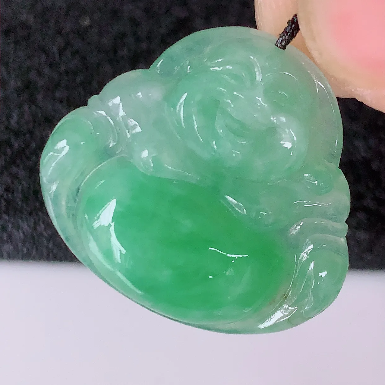 自然光实拍，冰润满绿翡翠佛公吊坠，玉笑佛，饱满，开脸喜庆，配戴优雅迷人！#57.20