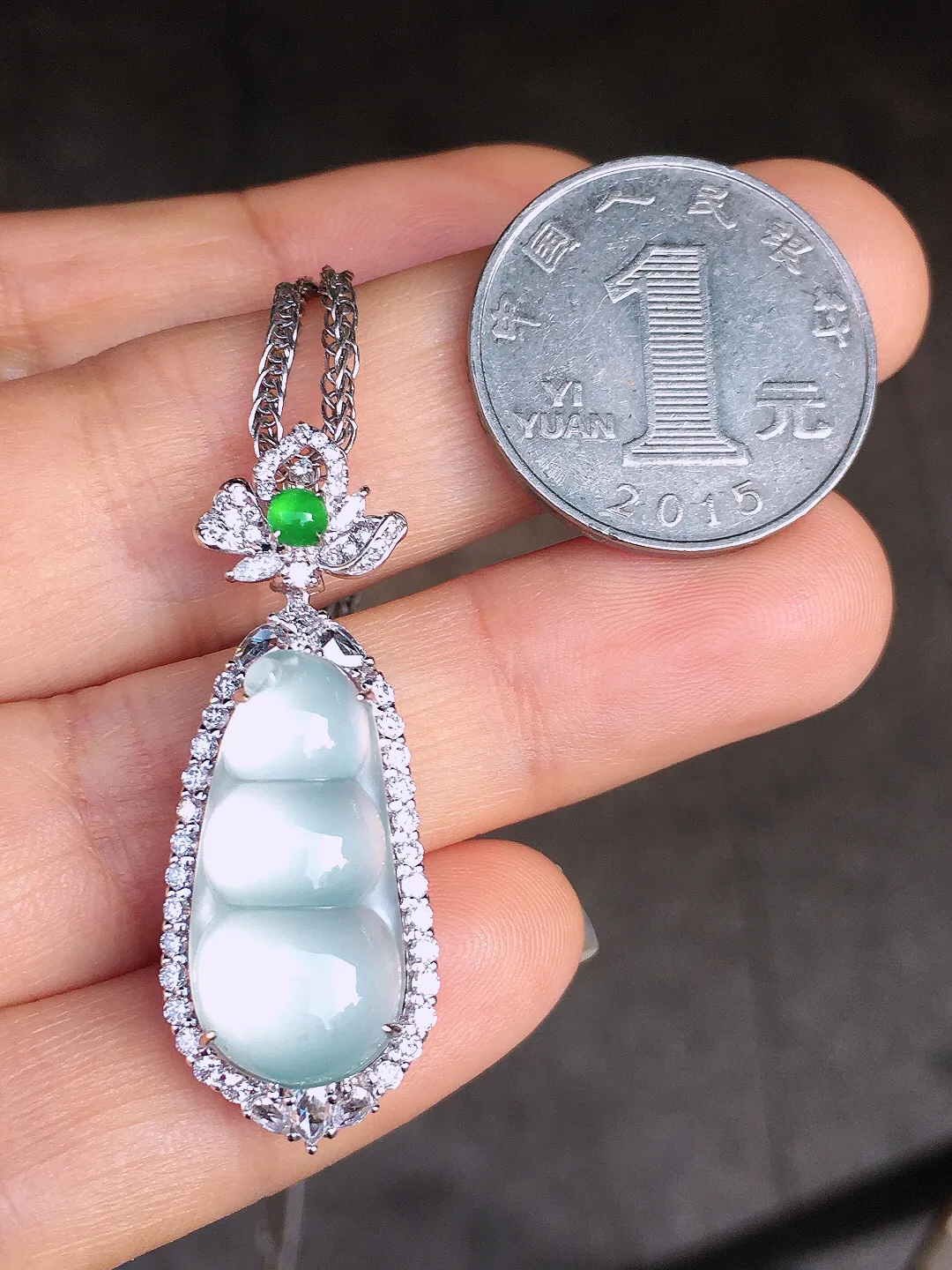 冰种福豆吊坠，玉质细腻，荧光感超
强，饱满圆润，尽显优雅气质，18k
金豪华镶嵌