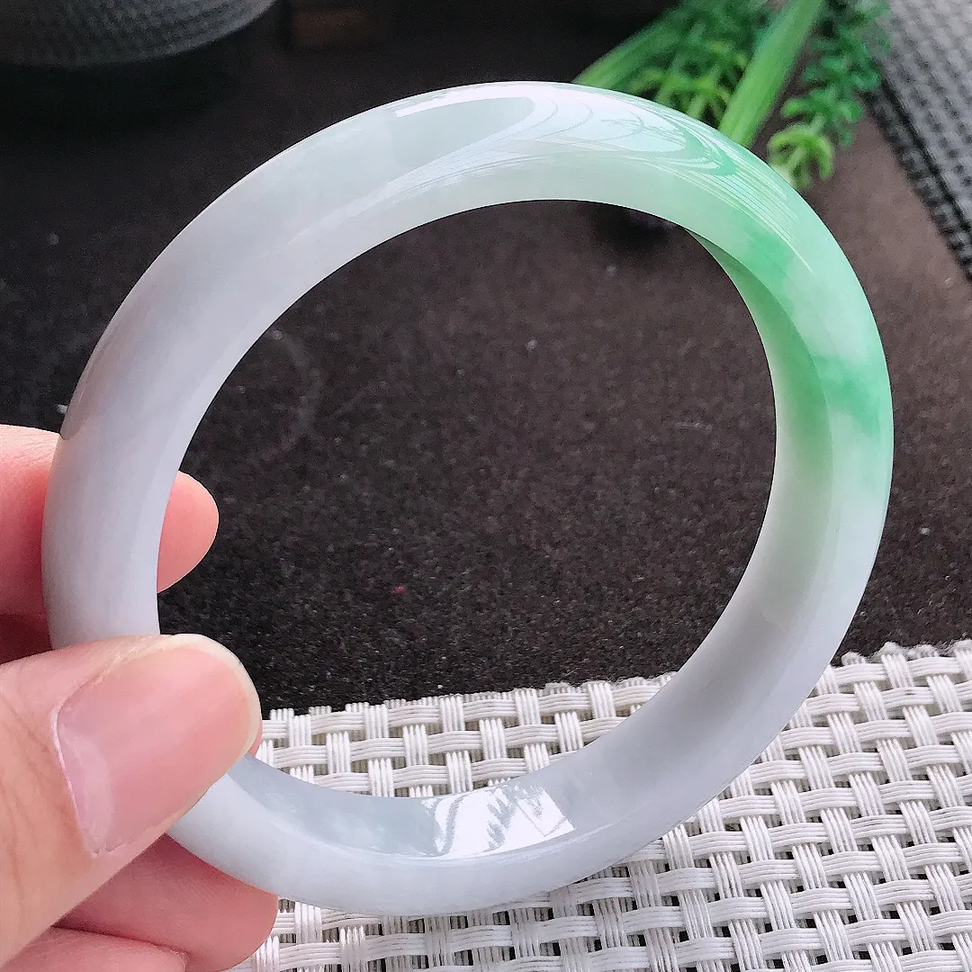 天然A货翡翠62.5/12.4/8.5老坑精美温润飘绿手镯大圈口宽边玉镯