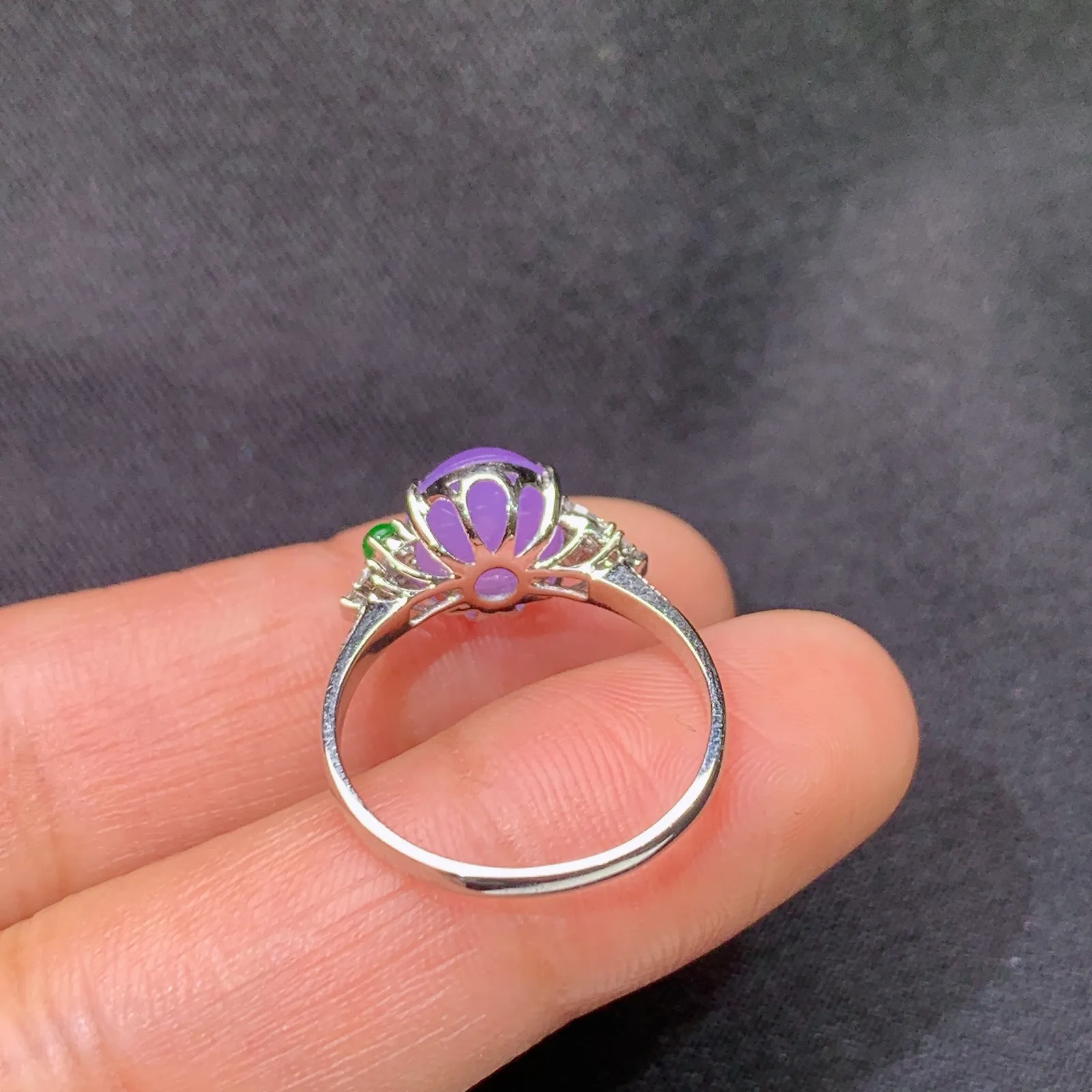 冰紫罗兰蛋面戒指，18k金镶嵌，温润细腻，颜色鲜艳，圈口13 裸石9.3*7.3*3.3