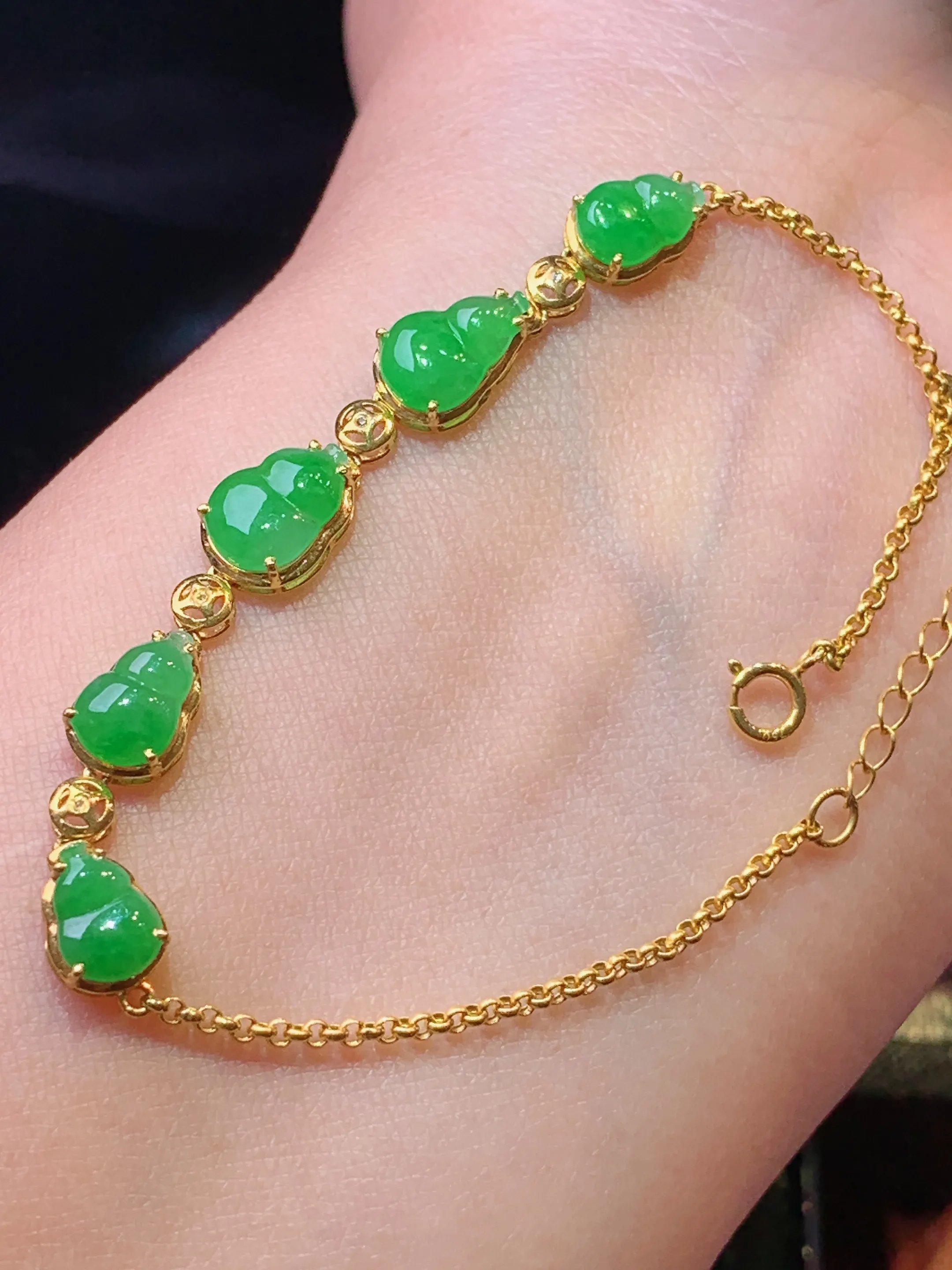 18k金镶嵌翠绿葫芦手链 玉质细腻 色泽清新艳丽 整体尺寸61.5*6.8*3.6