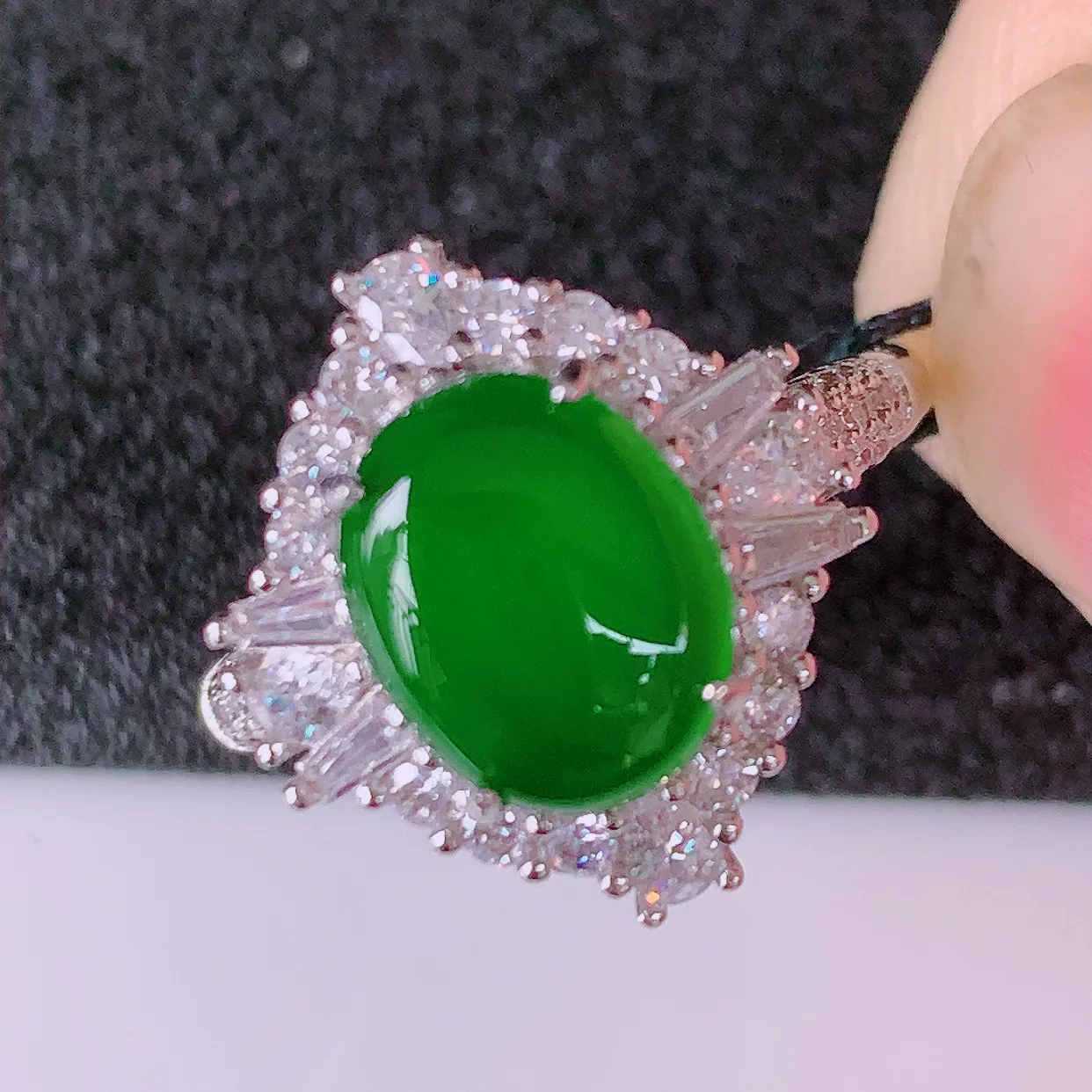 冰透满绿翡翠925银镶嵌戒指，自然光实拍，翠色灵动，颜色漂亮，种老水足，品相佳，佩戴佳品！#97.20（圈口可调大小）整体26.5*17.7*7.5裸石10*7.8