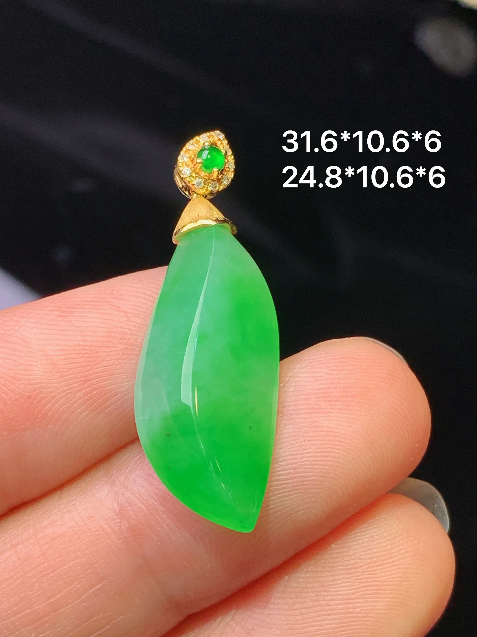 18k金钻镶嵌翠绿随形吊坠 玉质细腻 色泽清新艳丽 整体尺寸31.6*10.6*6