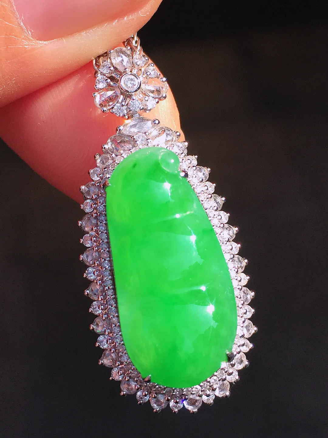 阳绿福豆吊坠，色泽均匀艳丽，玉质细腻，荧光感超
强，饱满圆润，尽显优雅气质，18k
金豪华镶嵌