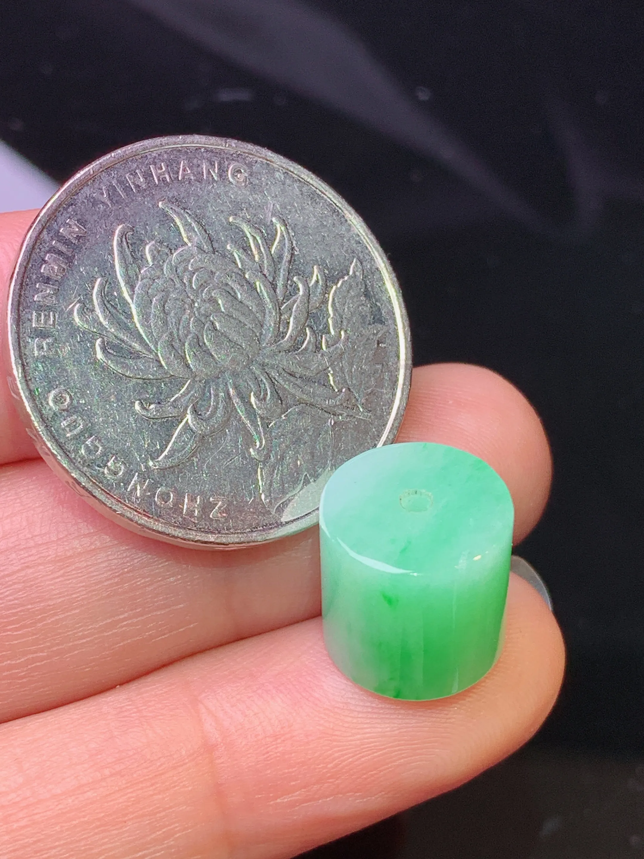 翠绿路路通吊坠 玉质细腻 色泽清新艳丽 整体尺寸11*10.8