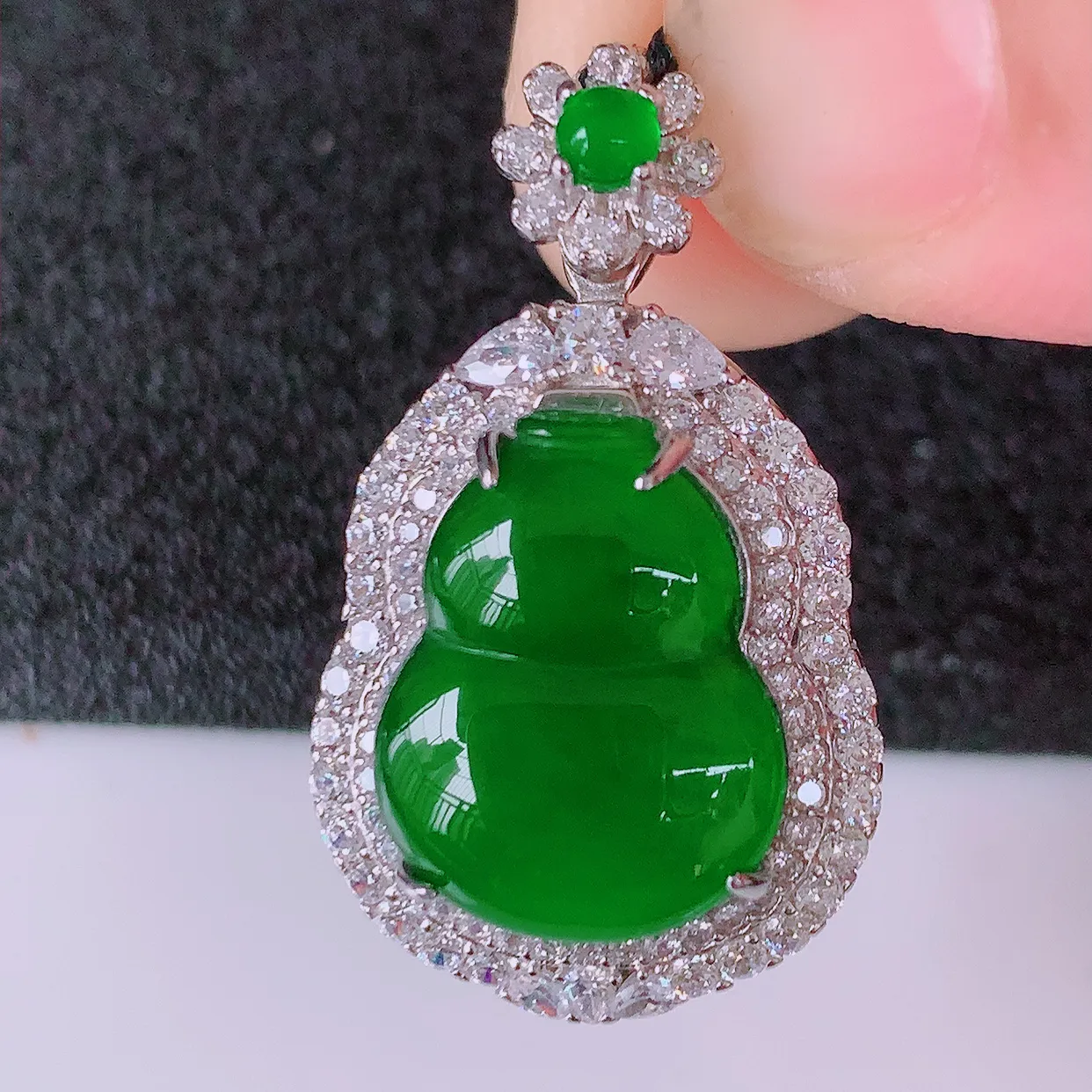 冰透满绿翡翠925银镶嵌葫芦吊坠，自然光实拍，翠色灵动，颜色漂亮，种老水足，品相佳，佩戴佳品！#97