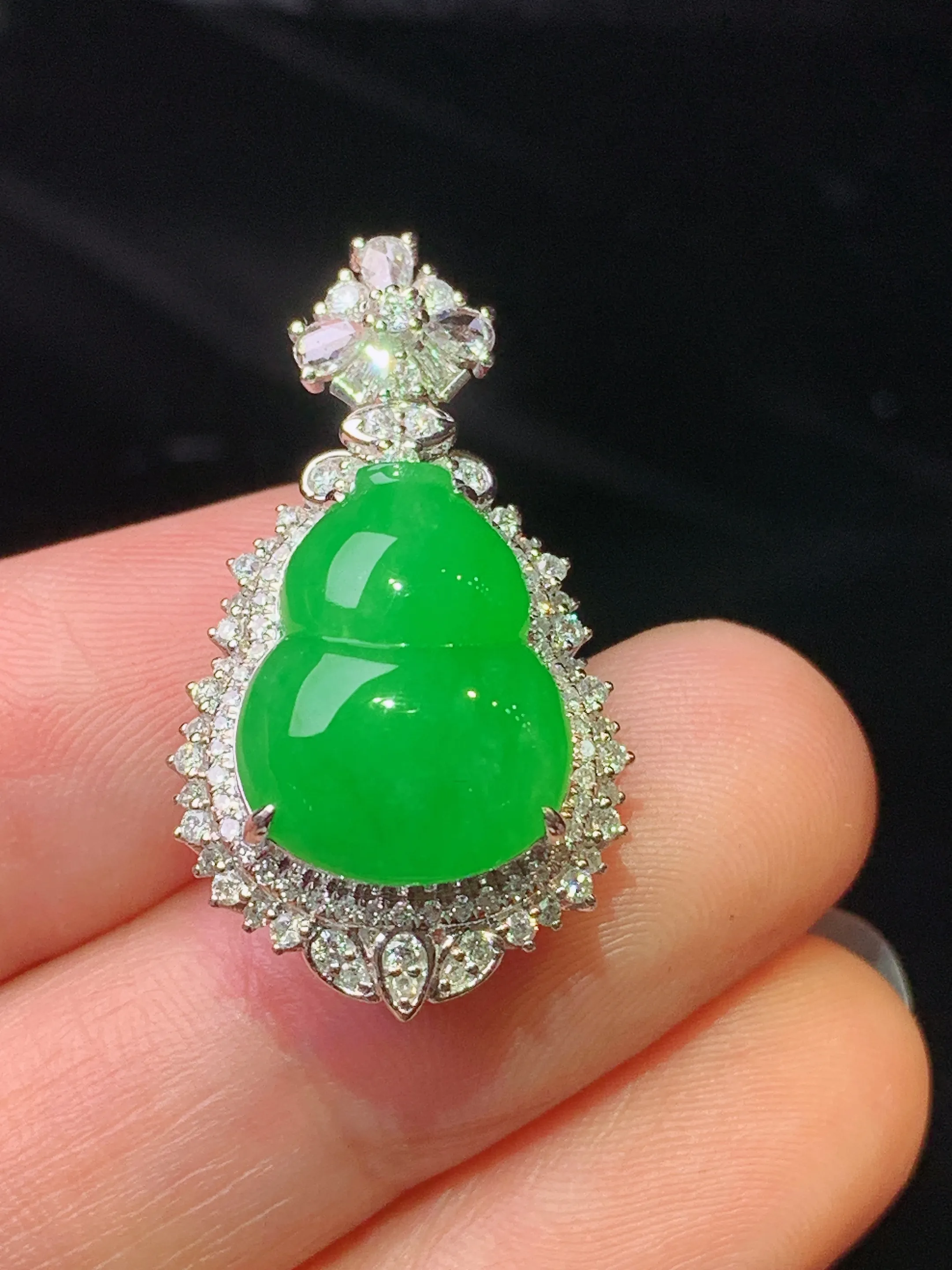 18k金钻镶嵌满绿葫芦吊坠 玉质细腻 色泽清新艳丽 整体尺寸28.7*16.3*12.5