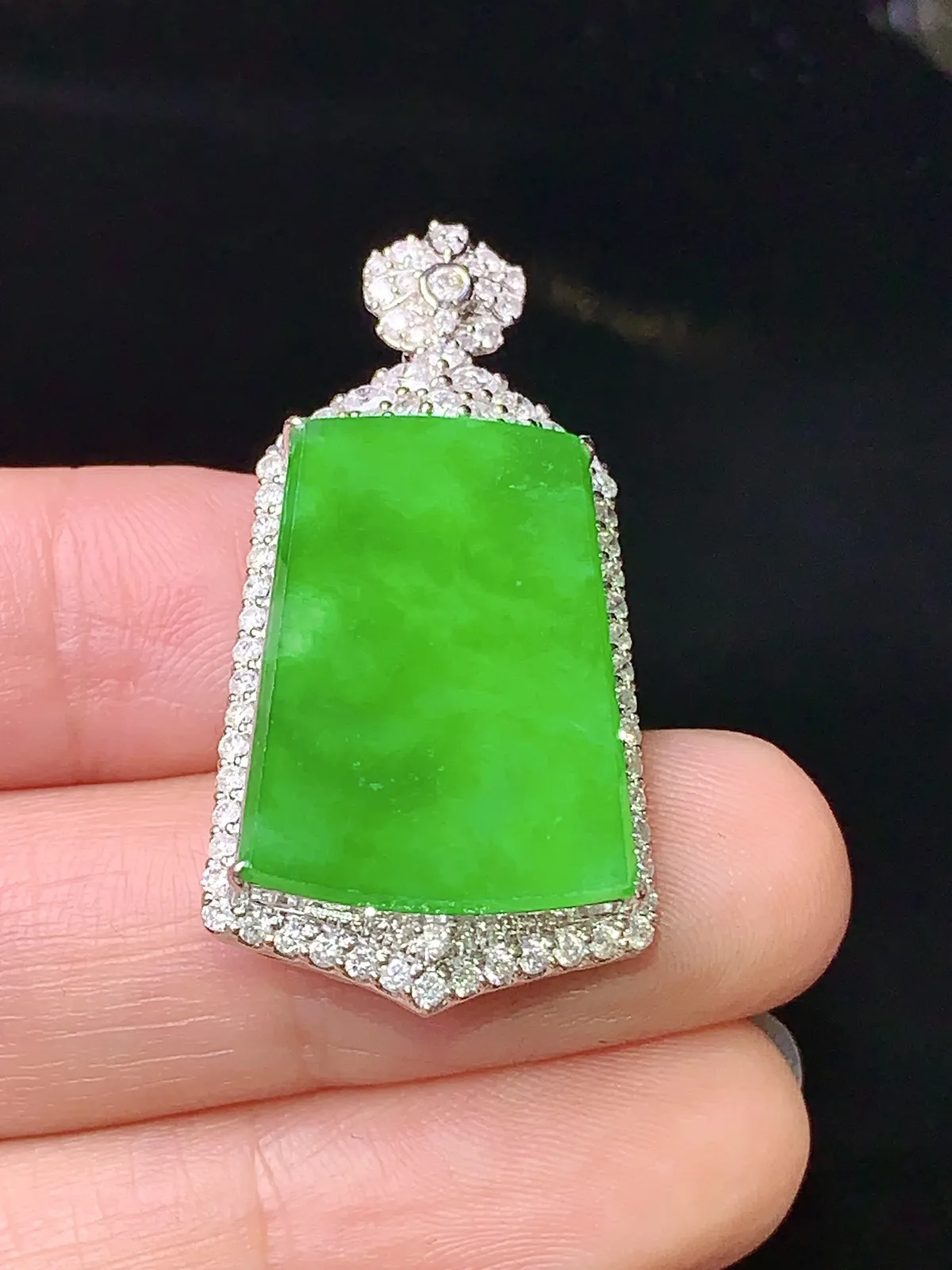 18k金钻镶嵌翠绿无事牌吊坠 玉质细腻 色泽清新艳丽 整体尺寸37*18.3*8