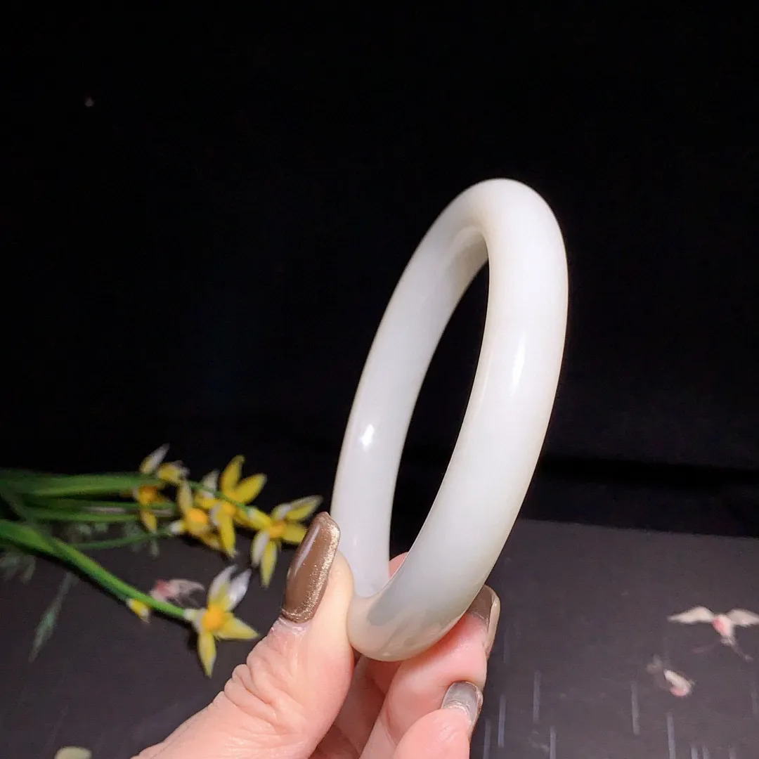 和田玉63圈口羊脂白俄料手镯！玉质细腻油润 底色纯净 无裂无杂 脂粉好，品质好！