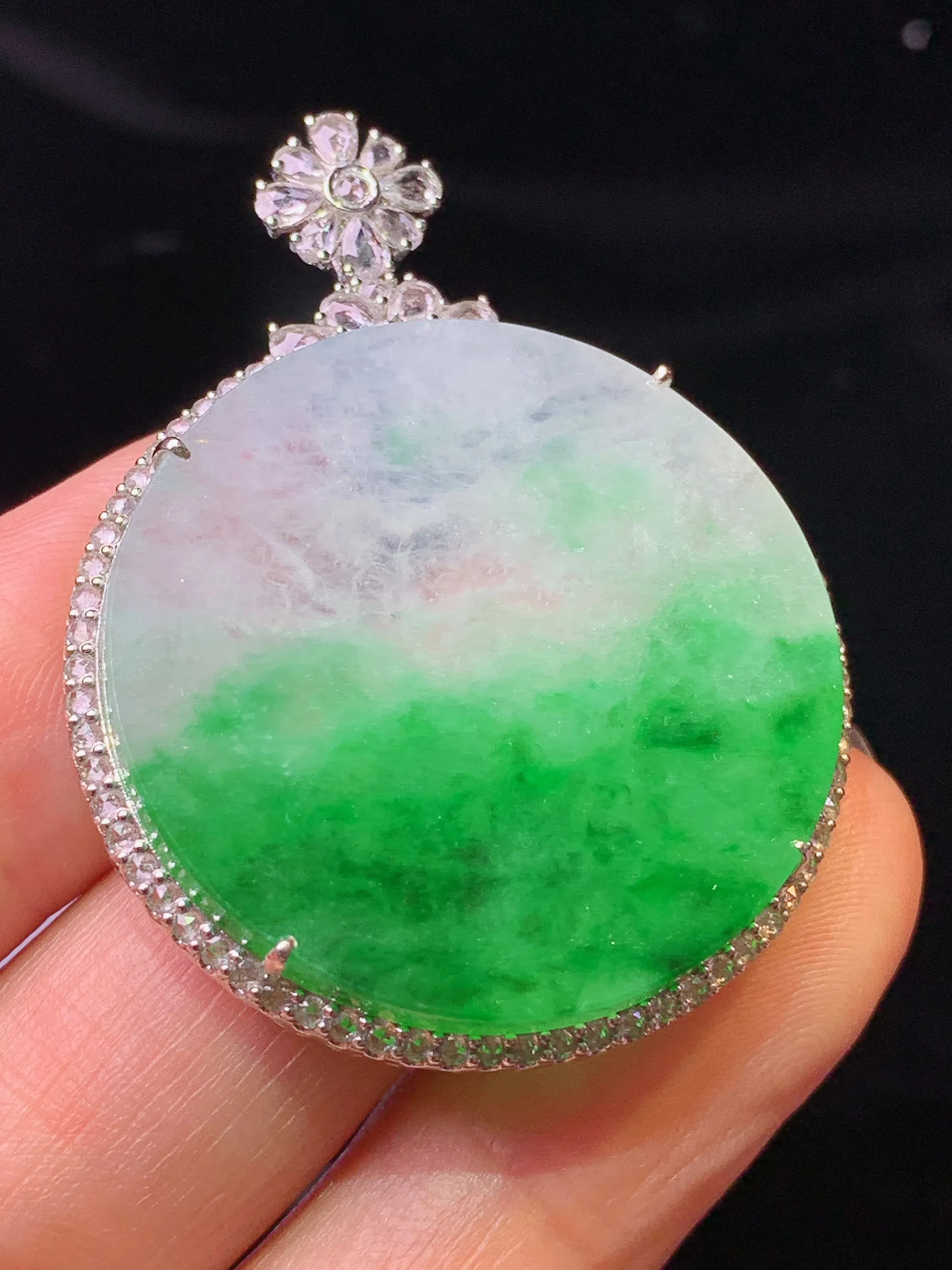 18k金钻镶嵌飘绿圆牌吊坠 玉质细腻 色泽清新艳丽 整体尺寸42.5*32.6*6.5