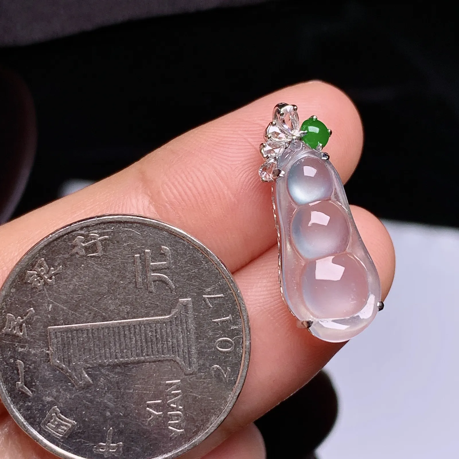 冰种福豆吊坠，18k金镶嵌，冰冰润润，玉质细腻，种水足 尺寸22.9*9*5.5