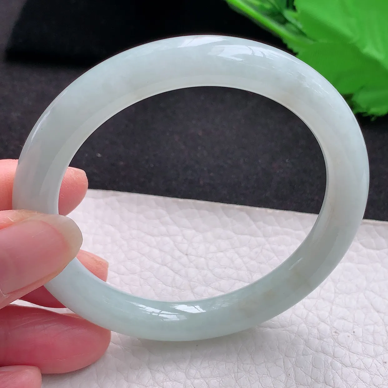 z自然光57*9.2*9美人镯 缅甸翡翠A货浅绿水润圆条玉手镯玉手环