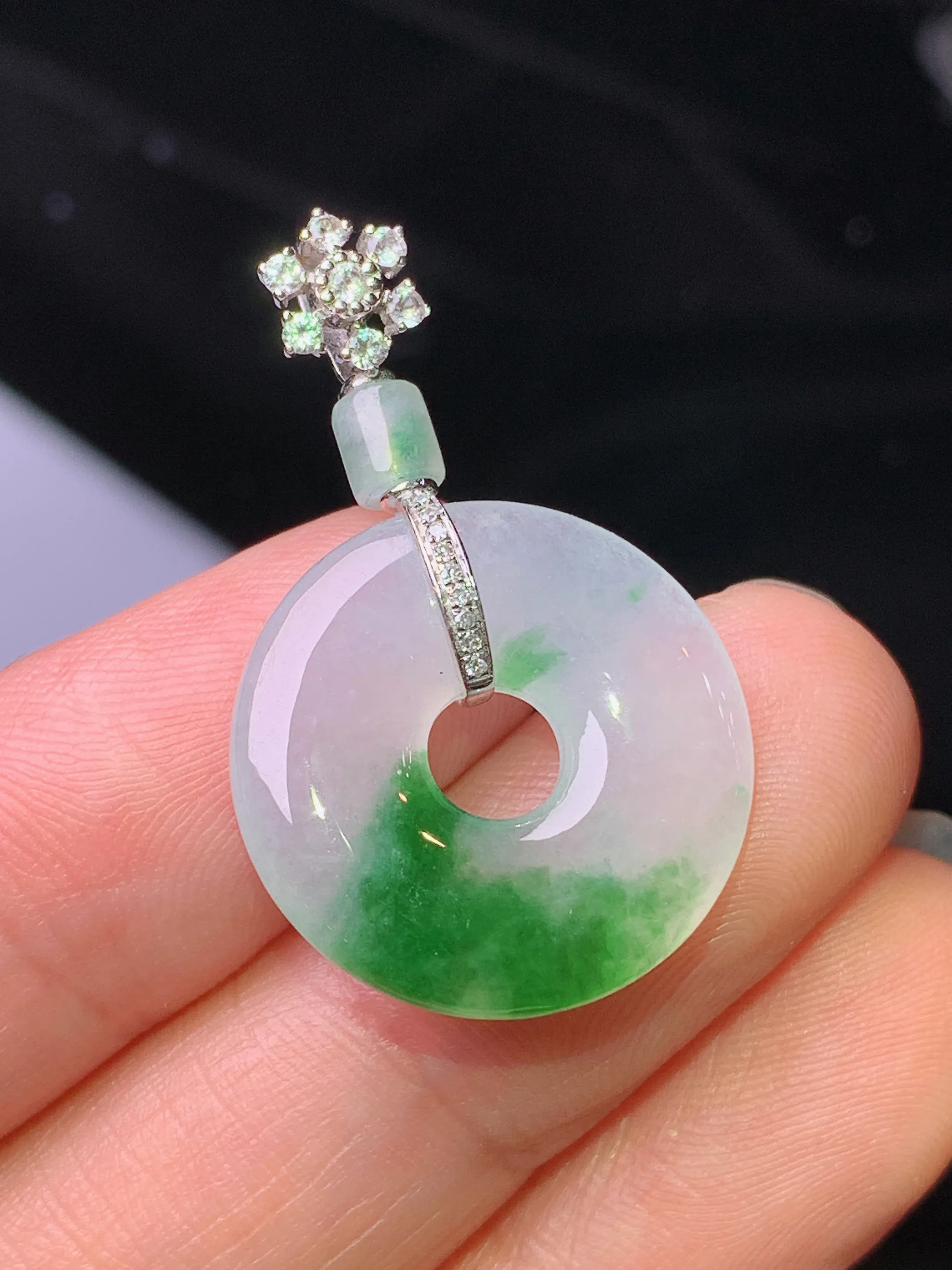 18k金钻镶嵌飘绿平安环吊坠 玉质细腻 色泽清新艳丽 整体尺寸31.2*19.3*3.8