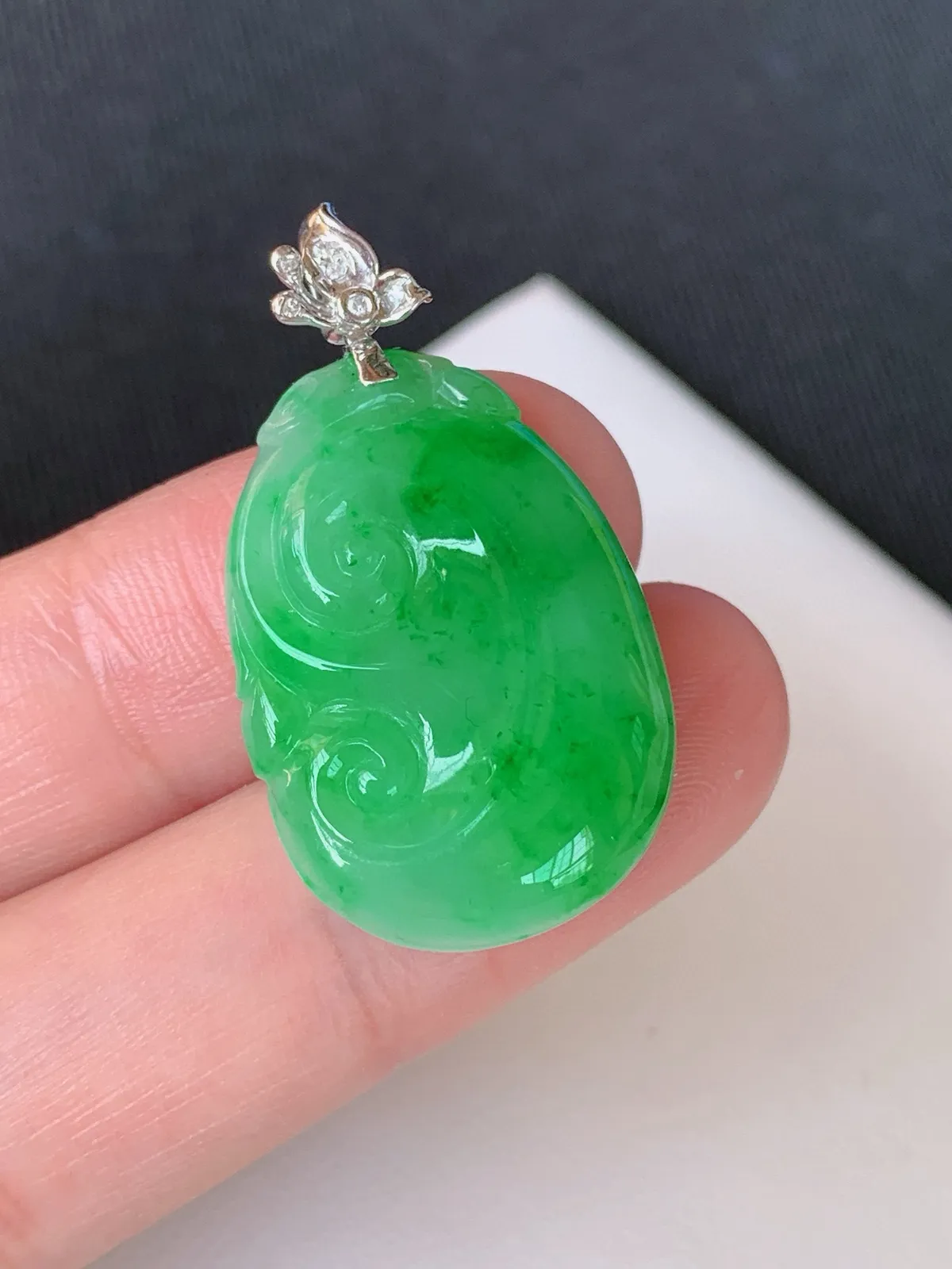 【18k镶嵌冰飘绿如意】完美
裸石尺寸：25.8/18.5/5.4
整体尺寸：32.5